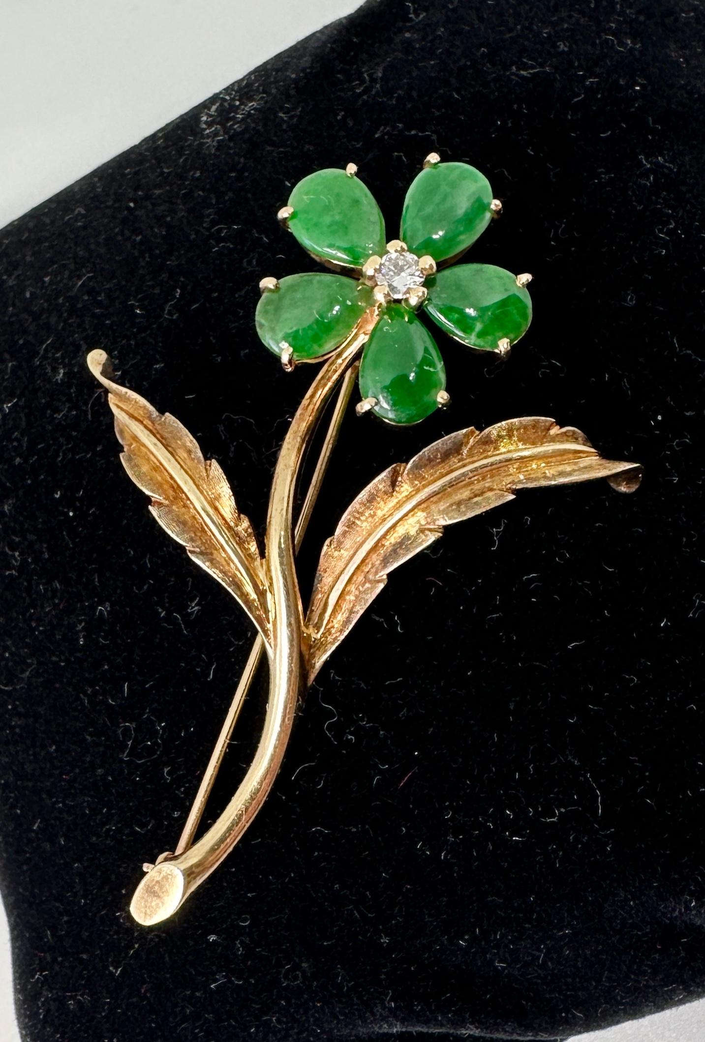 Cartier Retro Jade Diamond Flower Brooch 14 Karat Gold Antique Midcentury In Excellent Condition For Sale In New York, NY