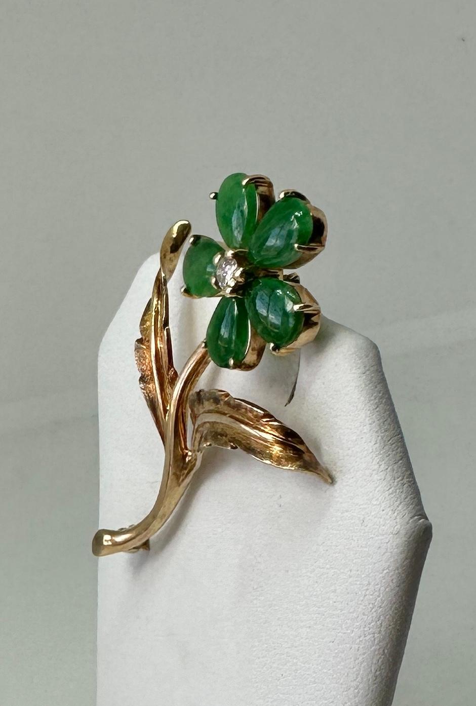 Cartier Broche rétro en forme de fleur en or 14 carats avec diamants et jade, milieu du siècle dernier  en vente 1