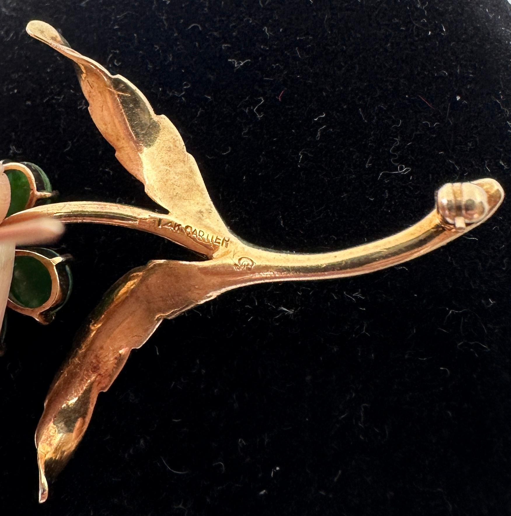 Cartier Broche rétro en forme de fleur en or 14 carats avec diamants et jade, milieu du siècle dernier  en vente 3