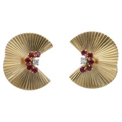 Orecchini a ventaglio in oro con diamanti naturali e rubini di Cartier Retro Mid-Century