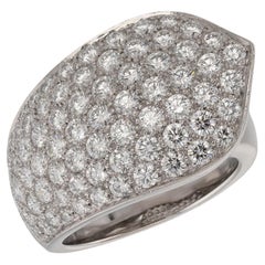 Bague CARTIER en or blanc avec ruban pavé de diamants. Sz.54