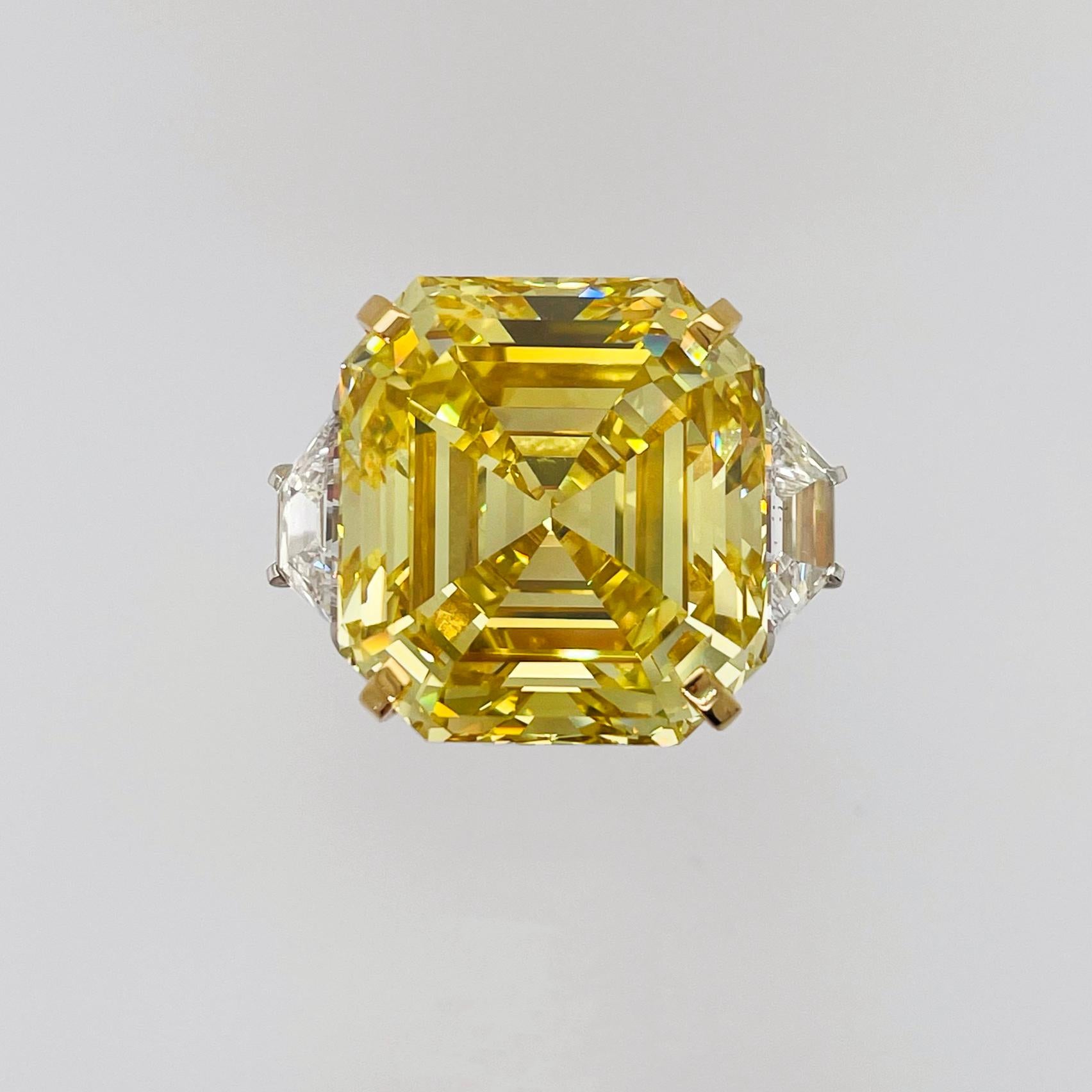 Ein starkes und auffälliges Herzstück in diesem sensationellen Single Stone Ring. Ein eleganter quadratischer gelber 43,35-Karat-Diamant im Smaragdschliff mit Fancy-Vivid-Schliff setzt mit seinen grafischen, linearen Facetten, die sich zwischen