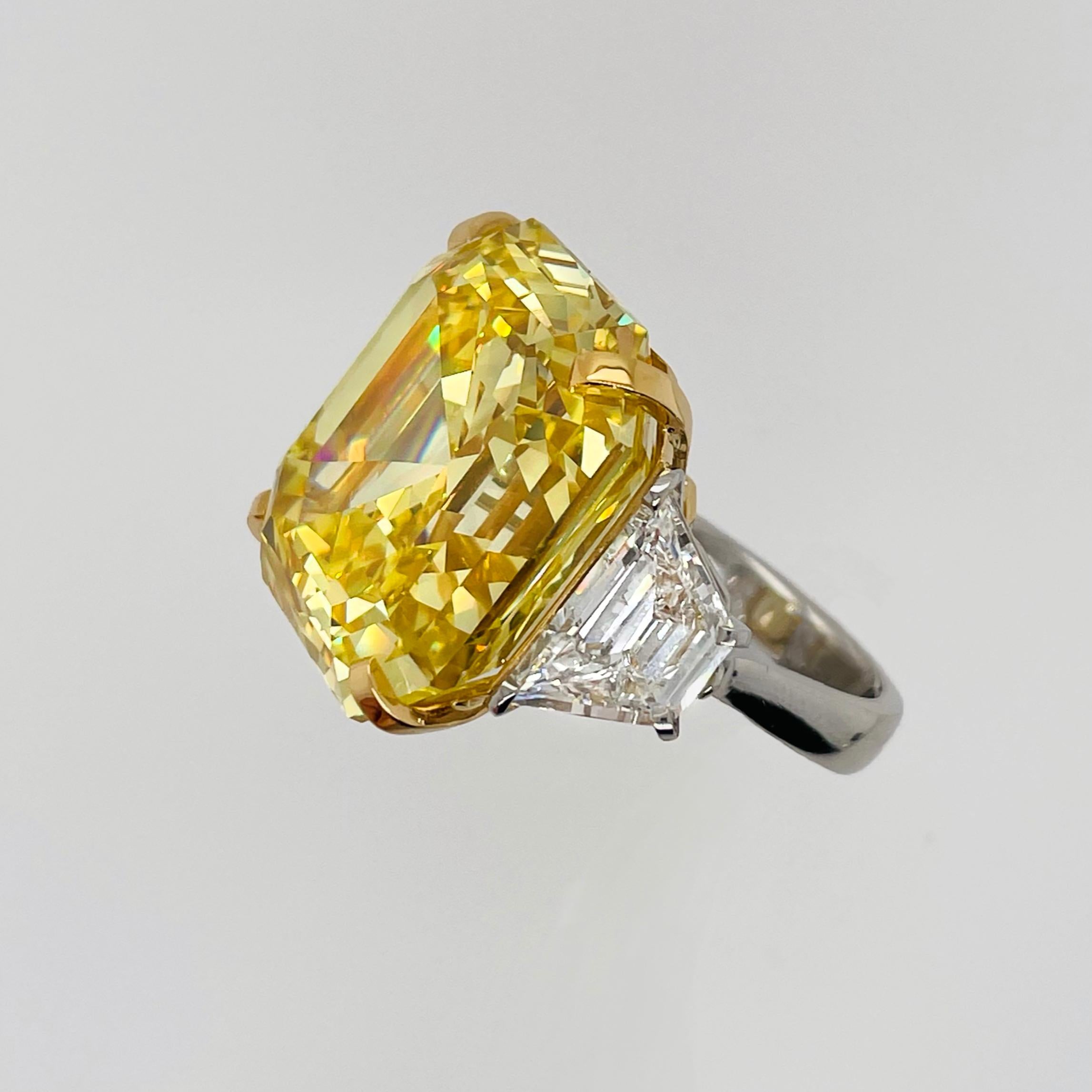 Cartier Ring 43 Karat Ausgefallener lebhaft gelber Diamantring mit Asscher-Schliff GIA zertifiziert im Zustand „Hervorragend“ im Angebot in New York, NY