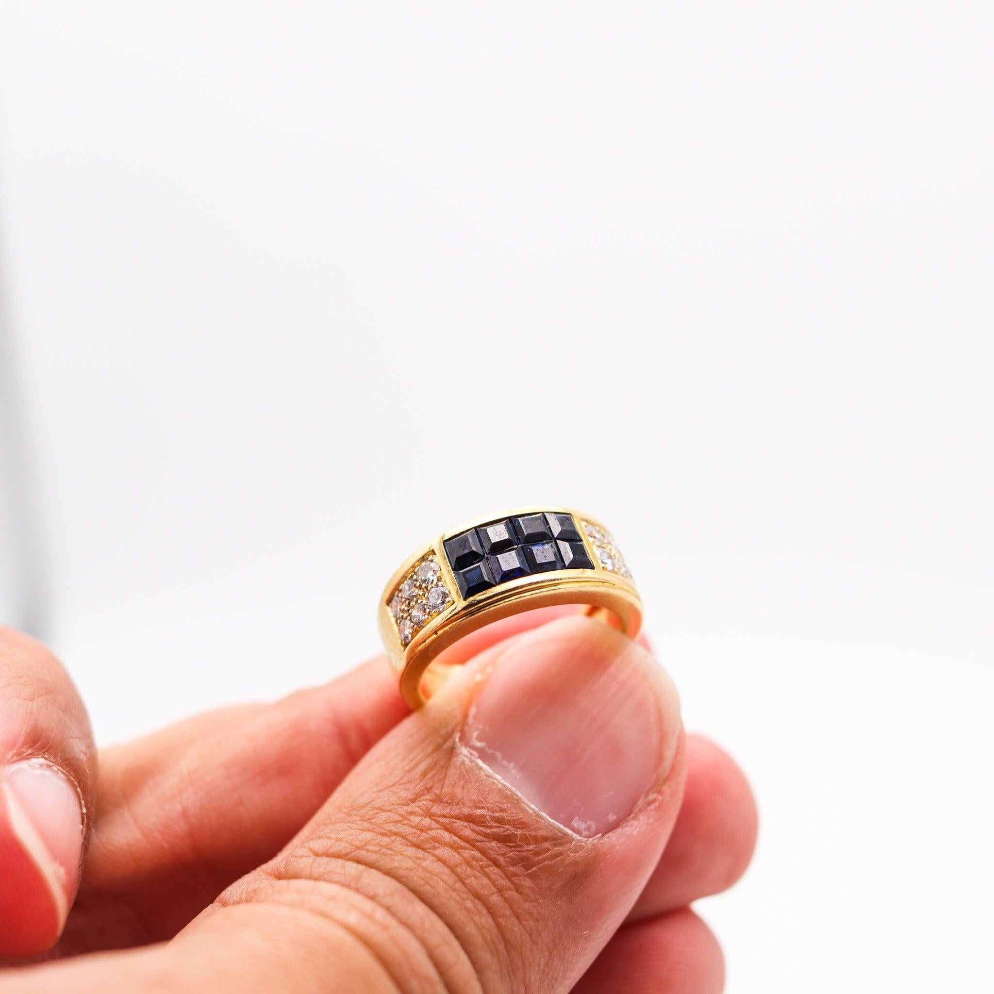 Bague à anneau classique conçue par Cartier Paris.

Il s'agit d'une magnifique bague créée à Paris, en France, par l'emblématique maison de joaillerie Cartier, à la fin du XXe siècle. Cette bague moderniste a été soigneusement conçue avec des motifs