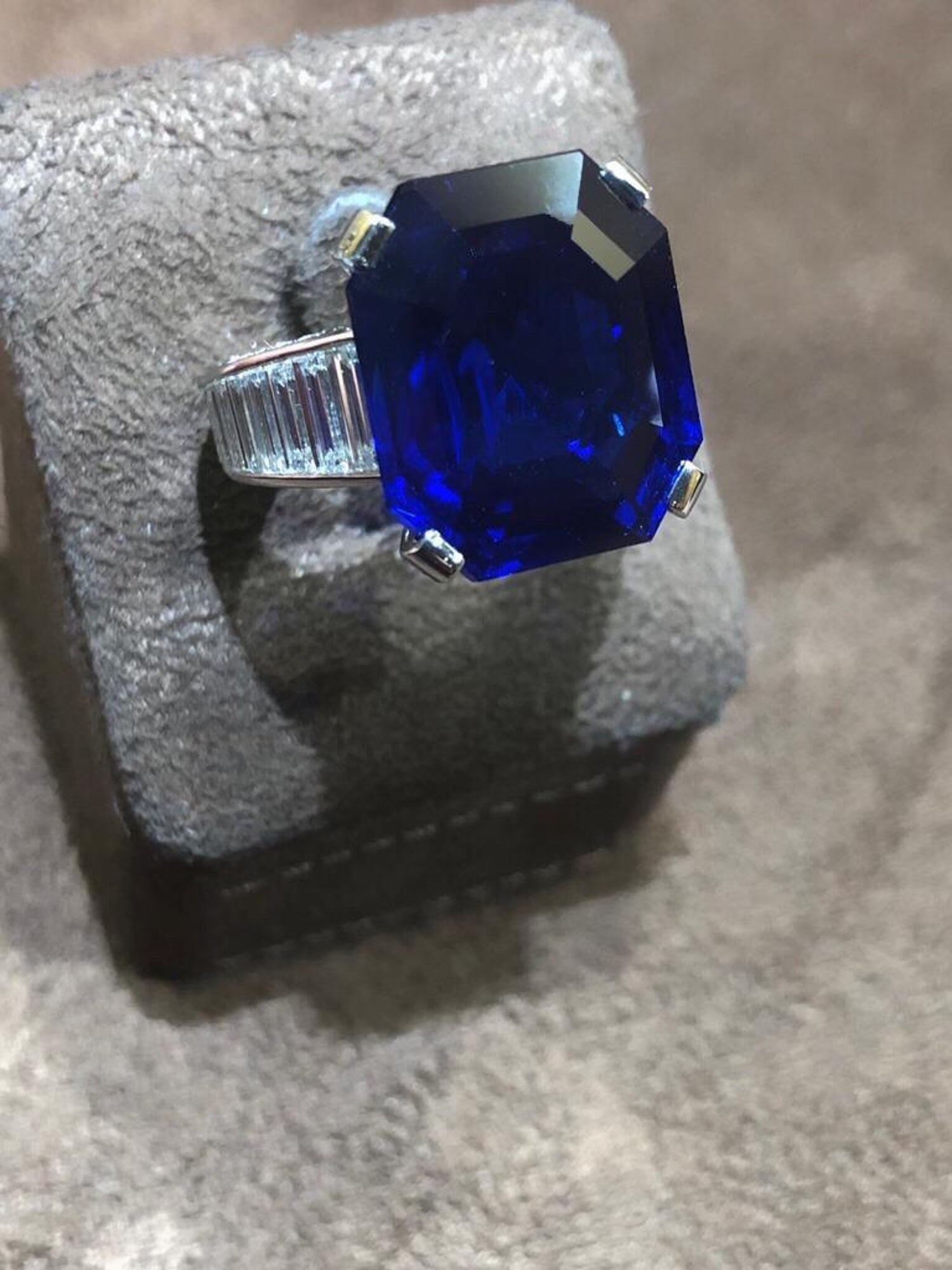 Cartier Bague saphir bleu roi taille émeraude et diamants baguettes - En  vente sur 1stDibs