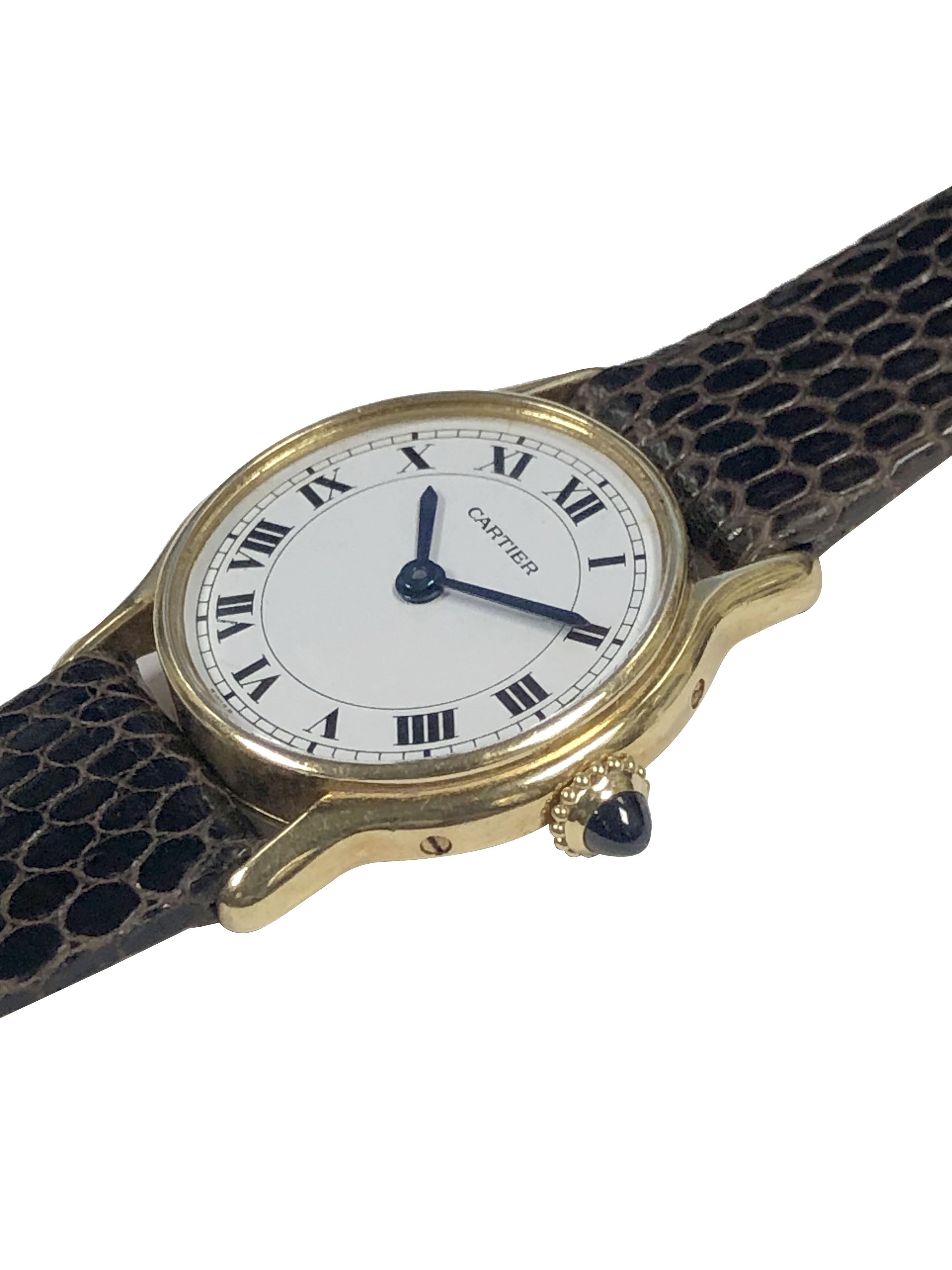 CIRCA 1970er Cartier Riviera Paris Armbanduhr, 23 M.M. 18k Gelbgold 2 Stück Gehäuse, Saphir Krone, 17 Jewel Mechanische, Handaufzug Bewegung, weißes Zifferblatt mit schwarzen römischen Ziffern. New Brown Lizard Strap mit Cartier Gold Platte Tang