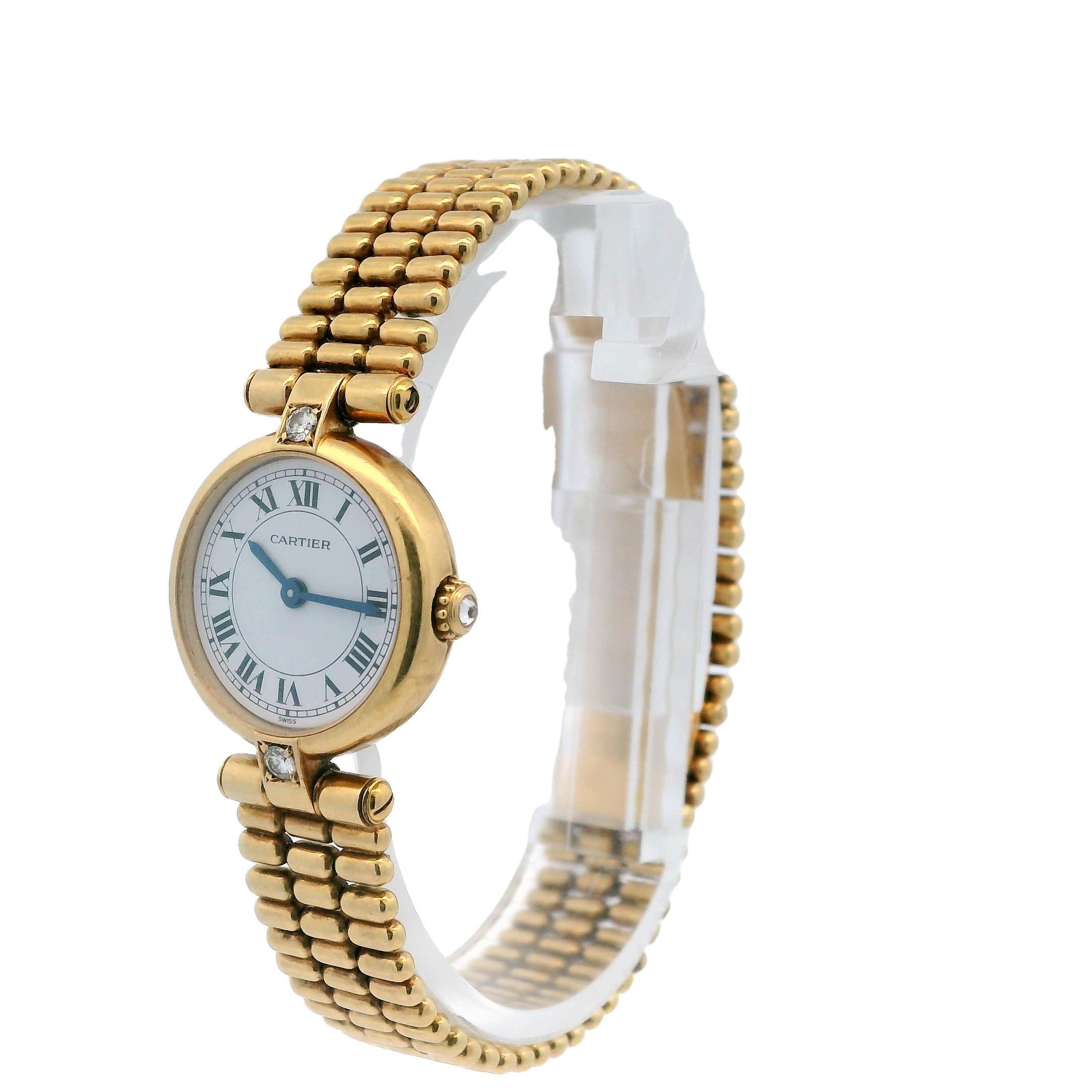 Die Cartier Rivoli 18K Gelbgold Damenuhr ist ein atemberaubender und eleganter Zeitmesser, der sich durch feine Handwerkskunst und zeitloses Design auszeichnet. Mit einem 19,5 mm großen Gehäuse aus 18 Karat Gelbgold strahlt sie Luxus und Raffinesse