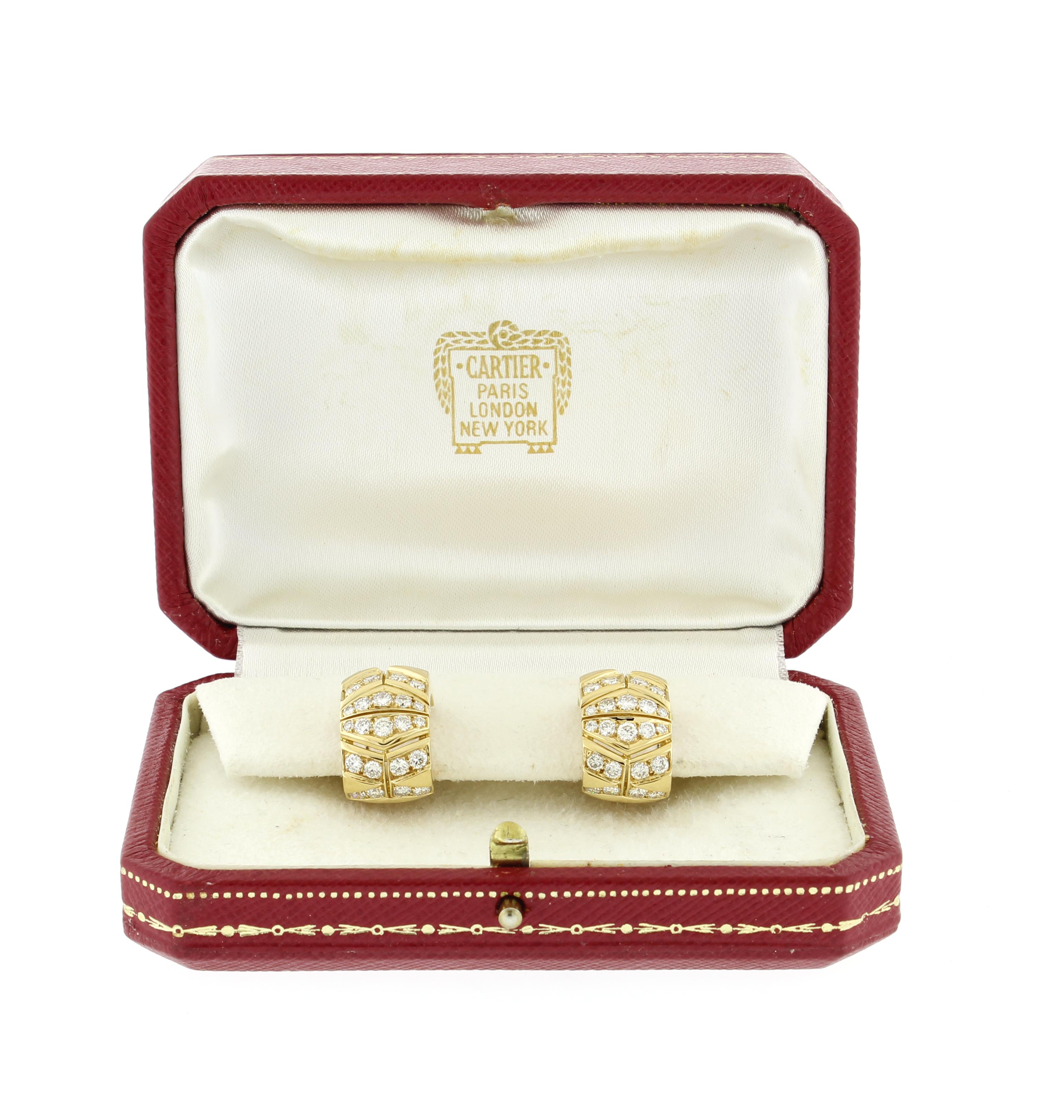 Rehaussez votre élégance avec ces exquises boucles d'oreilles Cartier Rivoli Diamond Hoop Eleg, qui témoignent d'un luxe et d'un savoir-faire intemporels. Réalisés en or jaune 18 carats, ces anneaux emblématiques sont ornés de 68 diamants taille