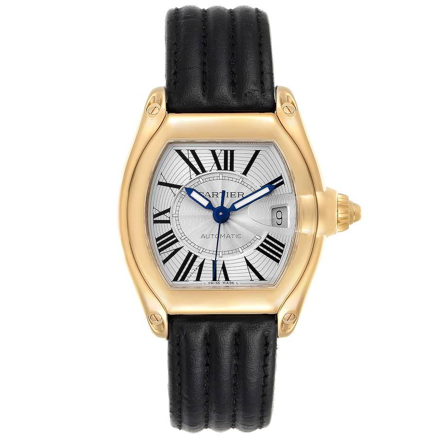 Cartier Roadster 18K Gelbgold große Herrenuhr W62005V2. Automatisches Uhrwerk mit automatischem Aufzug. tonneauförmiges Gehäuse aus 18 Karat Gelbgold, 37 x 44 mm. . Kratzfestes Saphirglas mit Zyklop-Lupe. Silbernes Zifferblatt mit