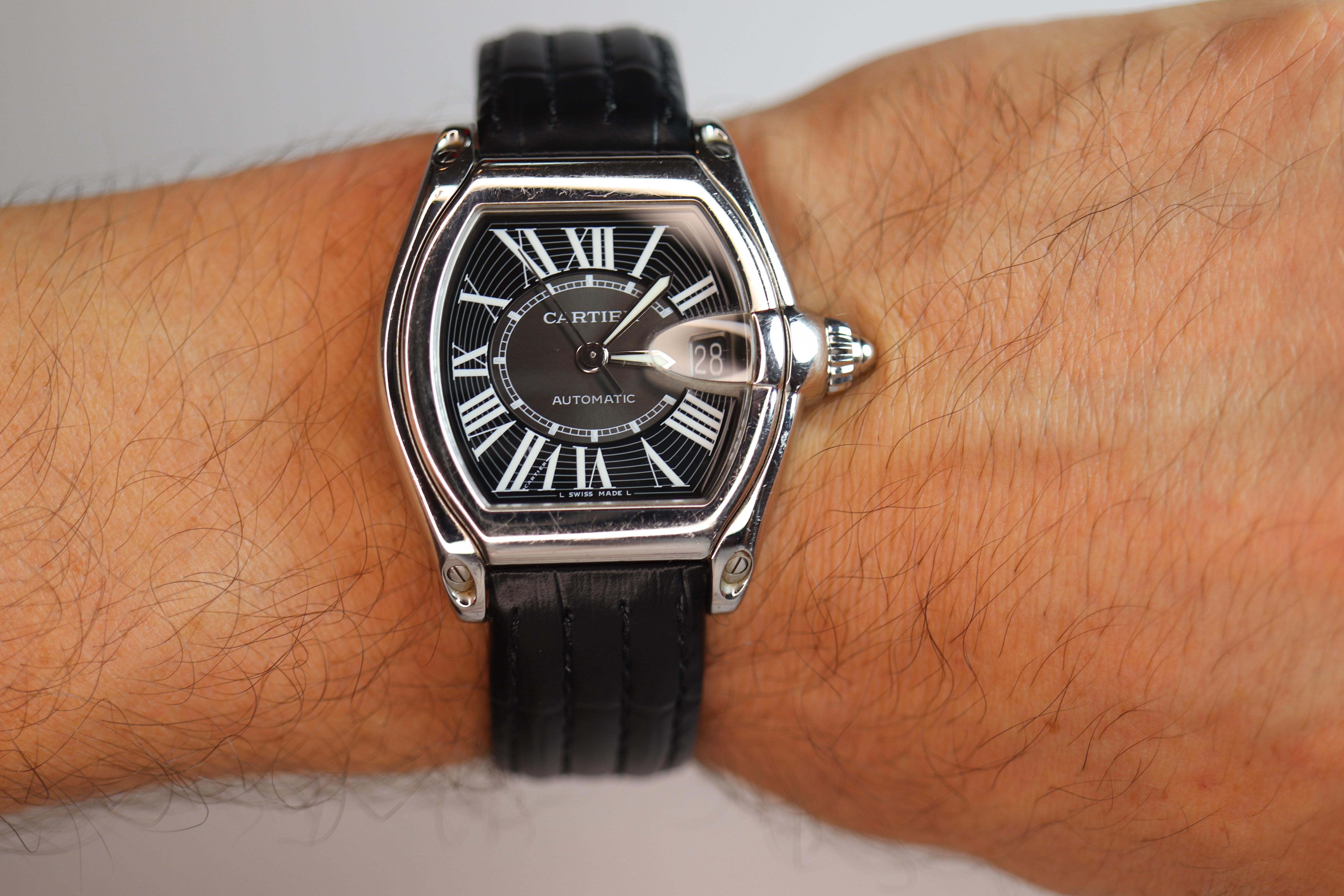 Vero orologio Cartier.

Cartier Roadster 2510

W62041V3

Raro quadrante nero.

Movimento automatico.

Condit: Banda in pelle generica &New.

Chiedi maggiori dettagli, foto o video.