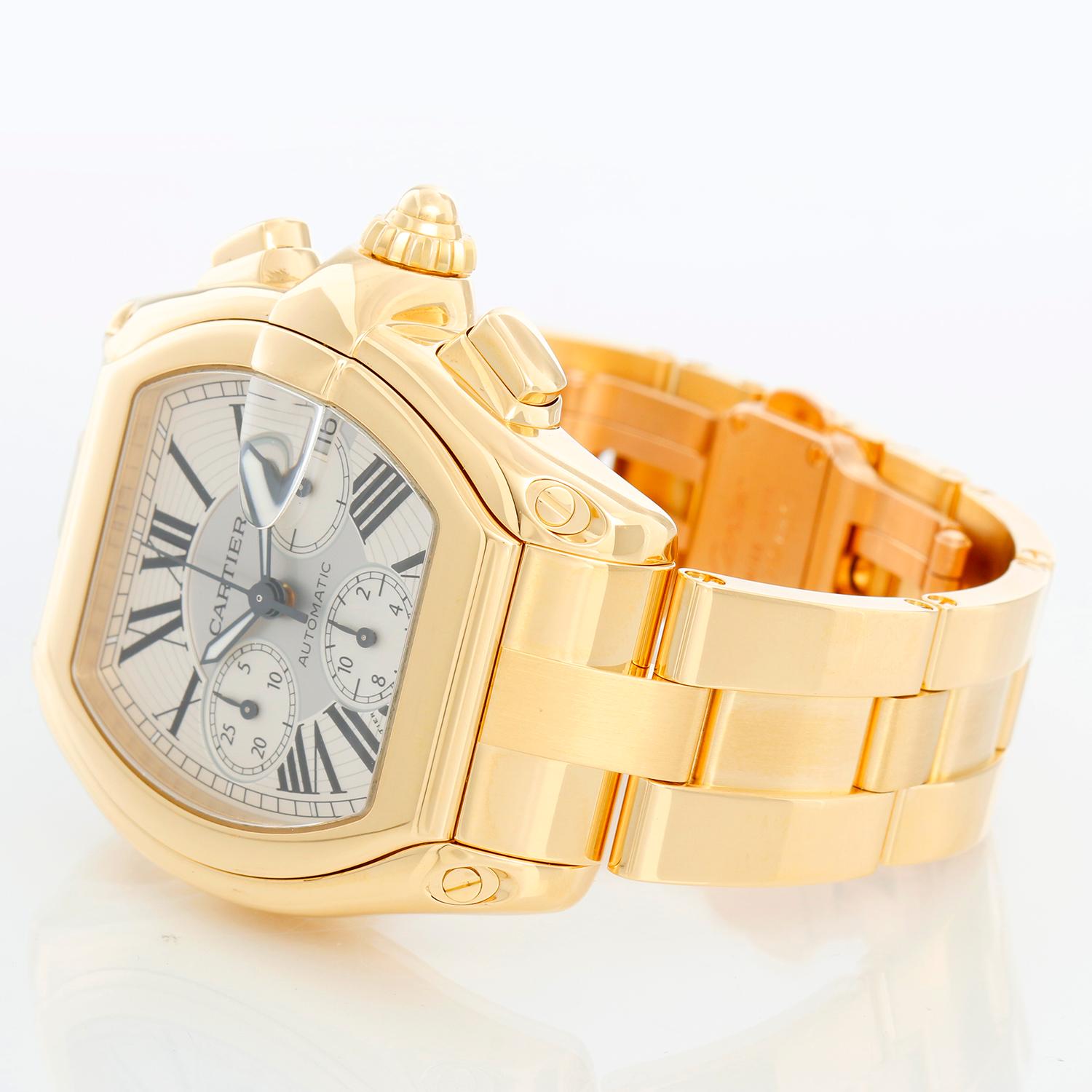 Cartier Roadster Chronograph 18k Gelbgold Herrenuhr 2619 - Automatischer Aufzug; Chronograph mit Datum. gehäuse aus 18k Gelbgold (43 mm x 47 mm). Silbernes Zifferblatt mit Hilfszifferblättern. Cartier-Armband aus 18k Gelbgold. Pre-owned mit