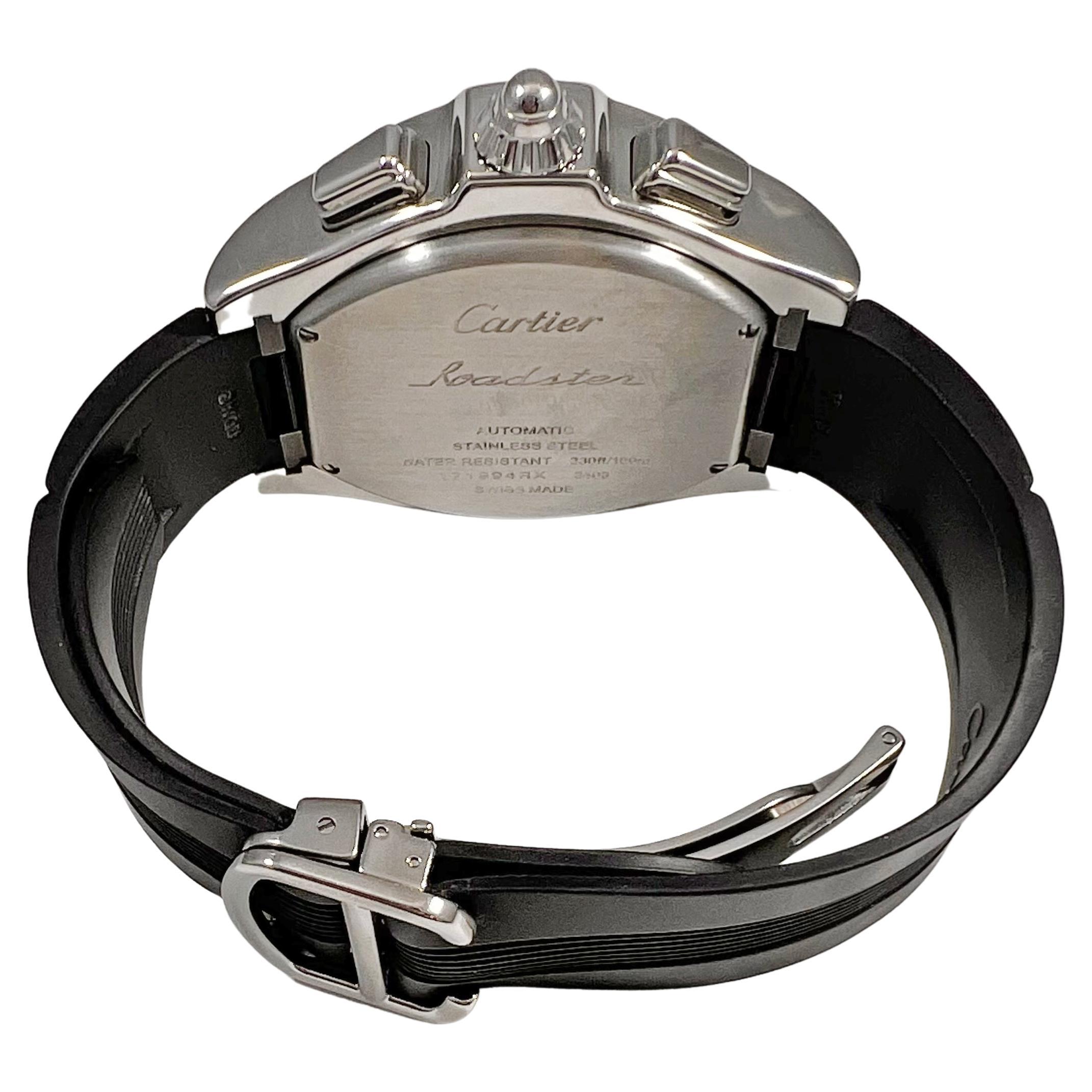 Gebrauchter Cartier Roadster Chronograph (ref. W6206020), mit Automatikwerk, Chronographenfunktion, versilbertem Opalinenzifferblatt mit Datumsanzeige und 42,8 x 47,6 mm großem Edelstahlgehäuse an einem schwarzen Kautschukarmband mit
