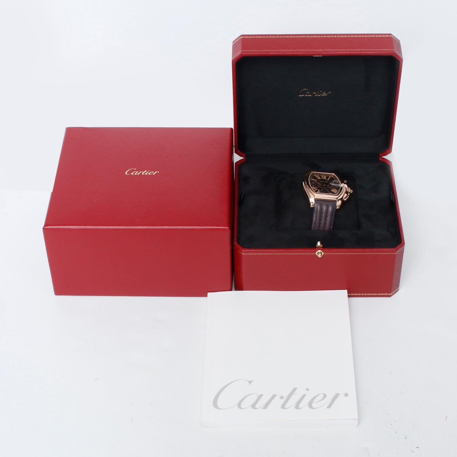 Cartier Roadster Chronograph XL 18k Rose Gold Herrenuhr 2848 W62042Y5 - Automatischer Aufzug; Chronograph mit Datum. Roadster. Gehäuse aus 18 Karat Roségold (43 mm x 47 mm). Zifferblatt in Schokolade. Braunes Cartier Armband mit Faltschließe aus 18