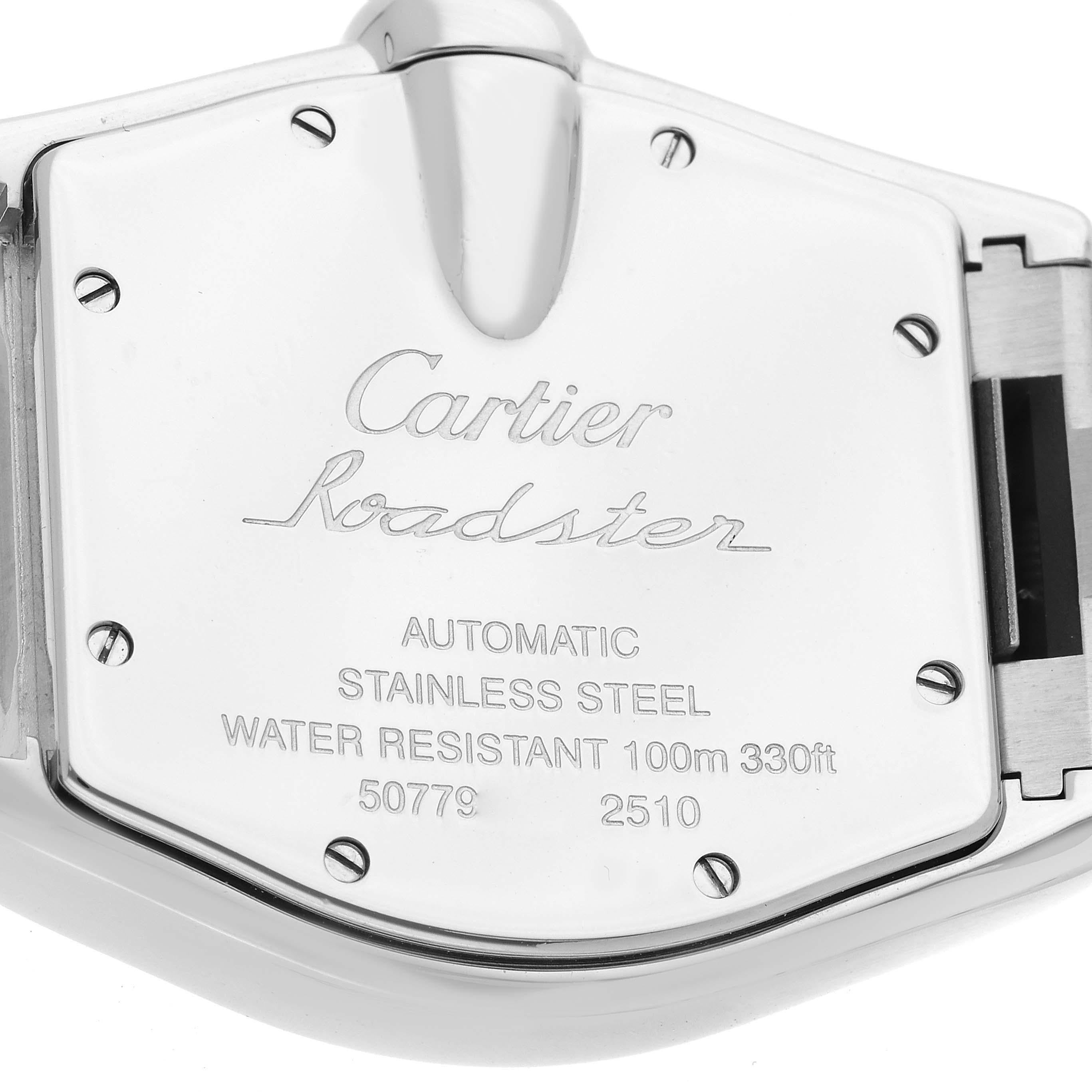 Cartier Roadster große Silber Zifferblatt Stahl Herrenuhr W62025V3. Automatisches Uhrwerk mit Selbstaufzug. Tonneauförmiges Gehäuse aus Edelstahl 38 x 43 mm. . Kratzfestes Saphirglas mit Zyklop-Lupe. Silbernes Zifferblatt mit schwarzen römischen
