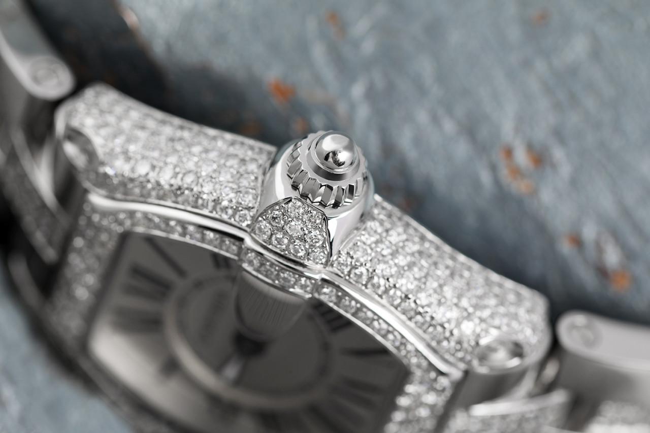 Cartier Roadster Edelstahl Damenuhr Diamantgehäuse und mittlere Armband Silber Zifferblatt W62016V3 

Silberfarbenes Zifferblatt mit Leuchtzeigern und schwarzen römischen Ziffern als Indexe. Minutenmarkierungen um einen inneren Ring.