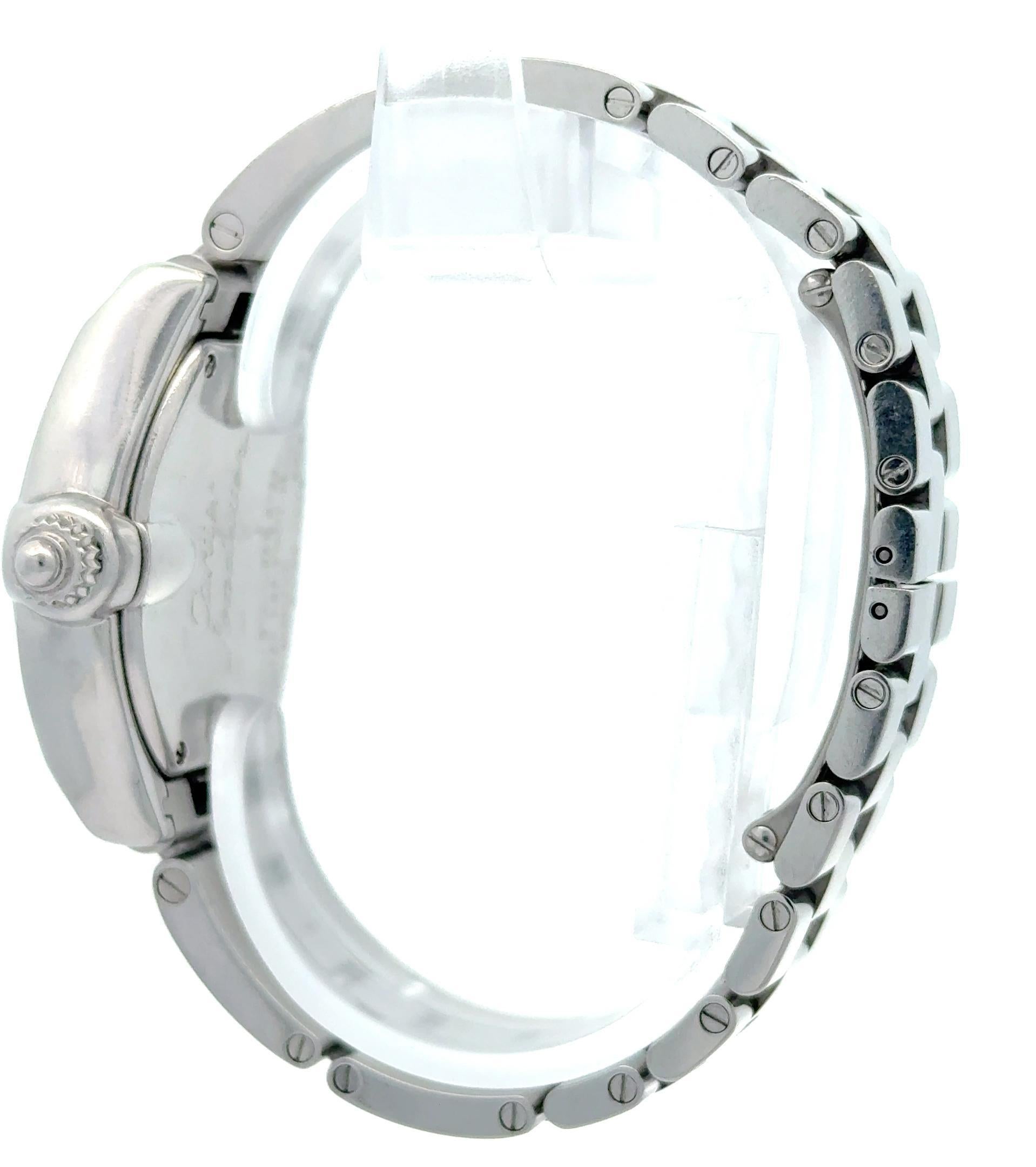 Questo elegante Cartier Roadster W6206006 presenta una cassa in acciaio inossidabile da 32 mm abbinata a una lunetta liscia e sagomata e a una caratteristica forma tonneau. Il suo accattivante quadrante in madreperla è ornato da sorprendenti indici