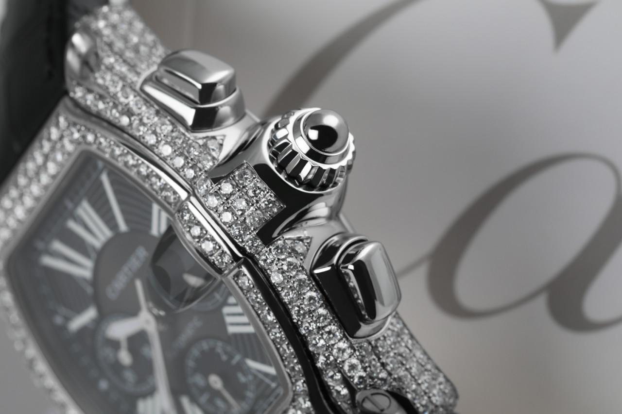 Taille ronde Cartier Montre Roadster XL W62020x6 Chronographe personnalisée en diamants sur bracelet en cuir en vente