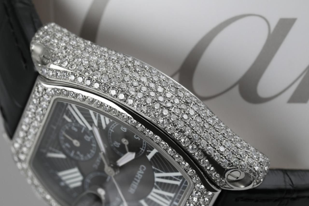 Cartier Montre Roadster XL W62020x6 Chronographe personnalisée en diamants sur bracelet en cuir Excellent état - En vente à New York, NY