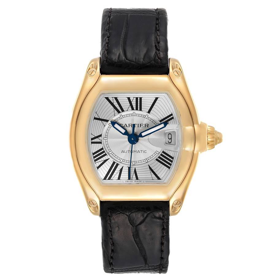 Cartier Roadster Gelbgold Silber Zifferblatt große Herrenuhr W62005V2. Automatisches Uhrwerk mit automatischem Aufzug. Tonneauförmiges Gehäuse aus 18 Karat Gelbgold, 37 x 44 mm. . Kratzfestes Saphirglas mit Zykloplupe. Silbernes Zifferblatt mit