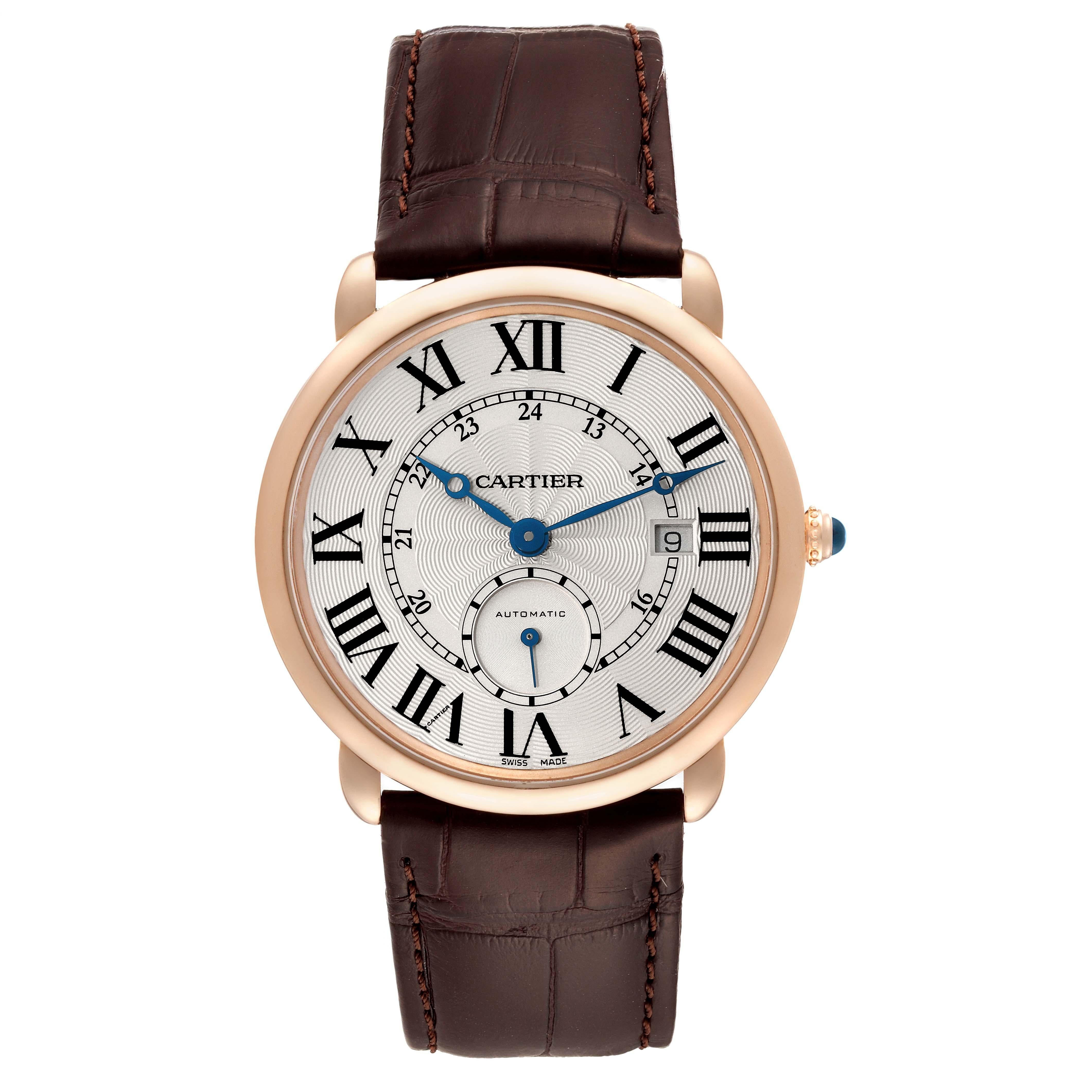 Cartier Ronde Louis Rose Gold Silver Dial Automatic Mens Watch W6801005. Automatic self-winding movement. 18k rose gold case 40.0 mm in diameter. Transparent exhibition sapphire crystal caseback. Circular grained crown set with the blue sapphire