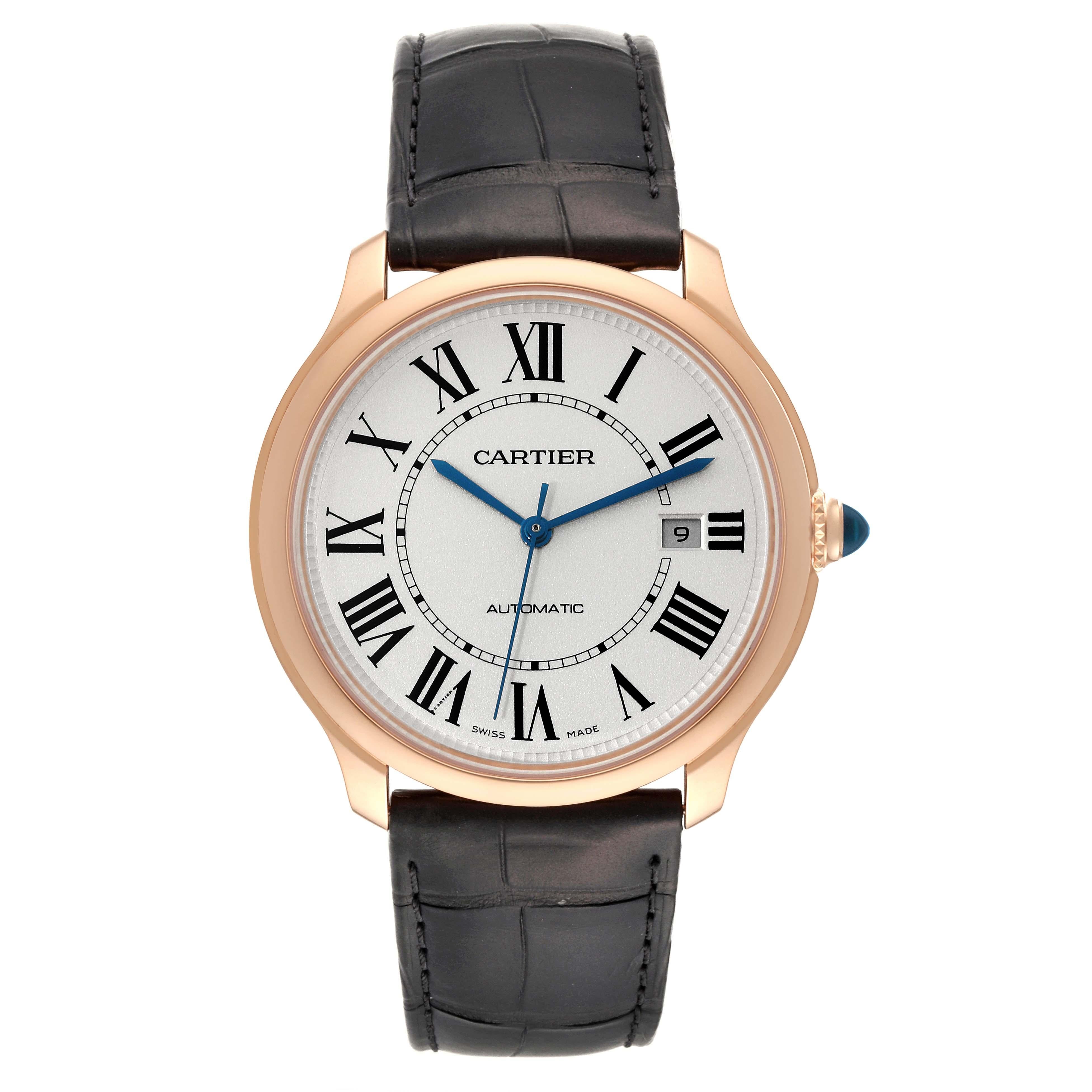 Cartier Ronde Louis Rose Gold Silver Dial Automatic Mens Watch WGRN0011. Automatic self-winding movement. 18k rose gold case 40.0 mm in diameter. Transparent exhibition sapphire crystal caseback. Beaded crown set with blue sapphire cabochon. .