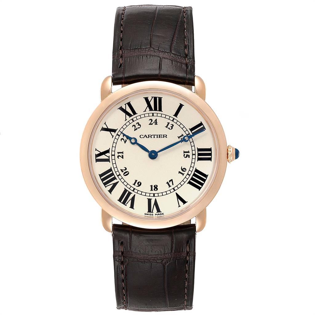 Cartier Ronde Louis Rose Gold Silver Dial Mens Watch W6800251. Manual winding movement. 18k rose gold case 36.0 mm in diameter. Excibition case back. Circular grained crown set with the blue sapphire cabochon. Scratch resistant sapphire crystal.