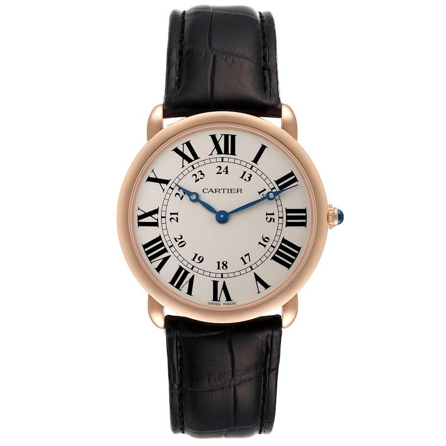 Cartier Ronde Louis Rose Gold Silver Dial Mens Watch W6800251. Manual winding movement. 18k rose gold case 36.0 mm in diameter. Excibition case back. Circular grained crown set with the blue sapphire cabochon. . Scratch resistant sapphire crystal.