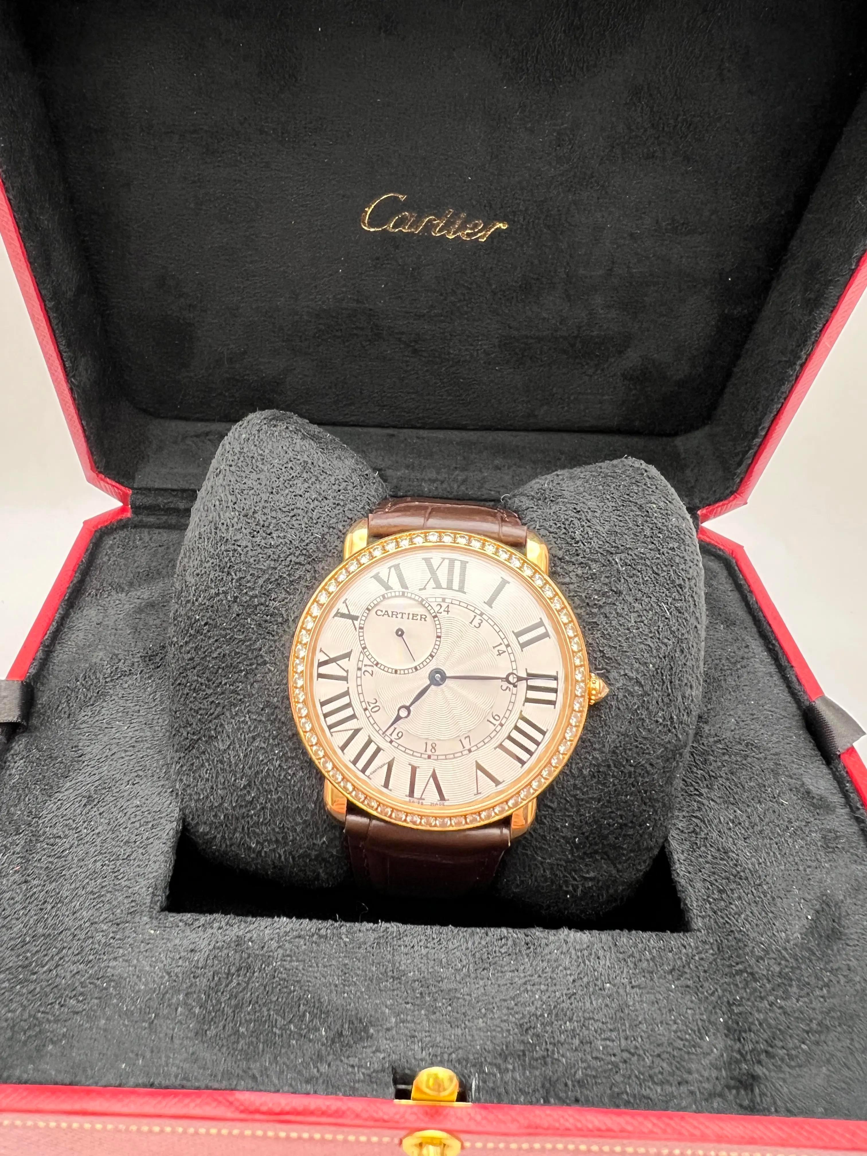 La Cartier Ronde Louis XL (référence WR007001) est un garde-temps distingué qui illustre l'engagement de Cartier à associer un design classique à un savoir-faire luxueux. Enveloppé d'or rose 18 carats, le boîtier rond de 42 mm est orné d'une lunette