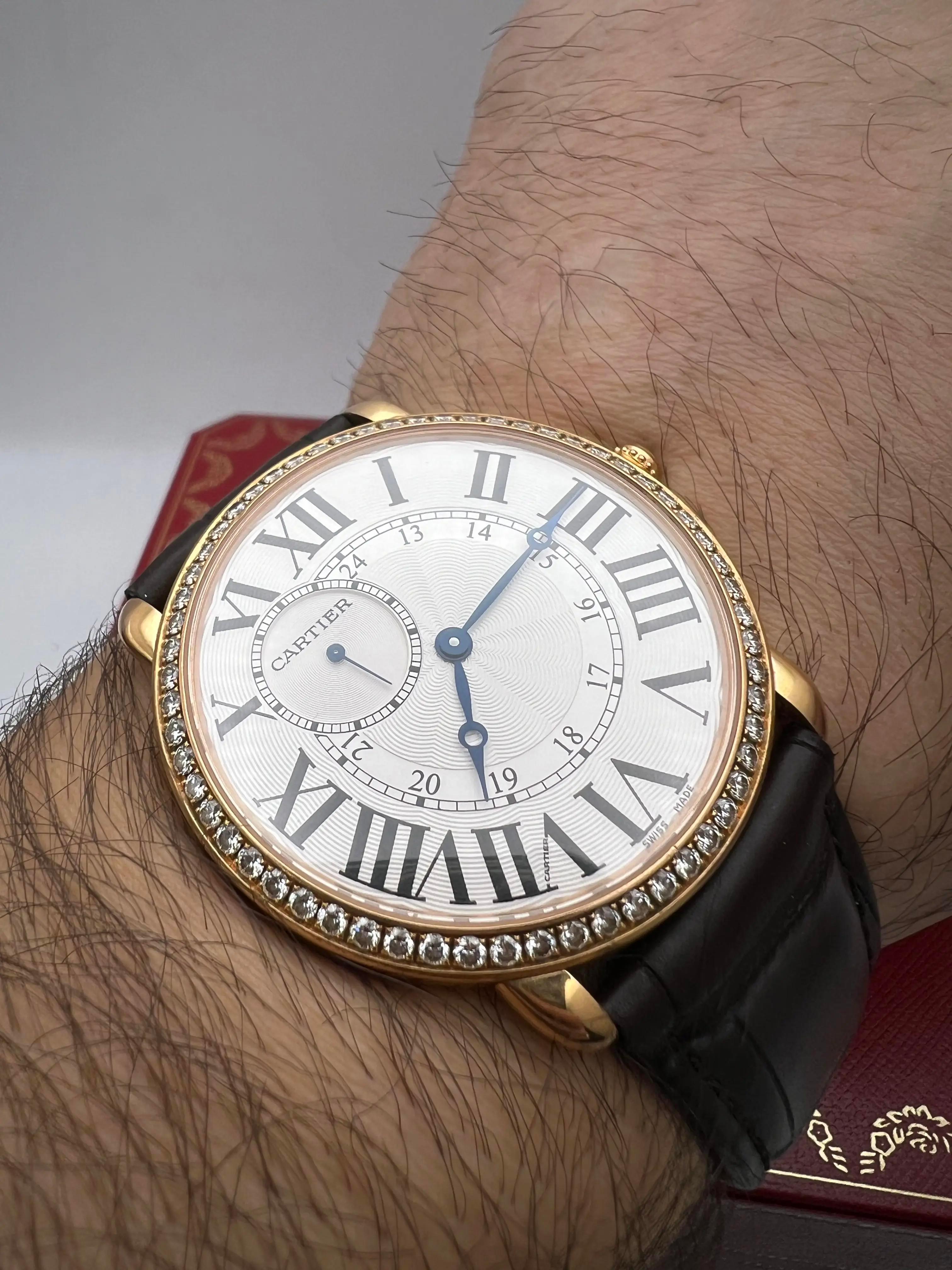 Cartier Ronde Louis XL 42 mm en or rose 18 carats avec lunette en diamant WR007001 en vente 1