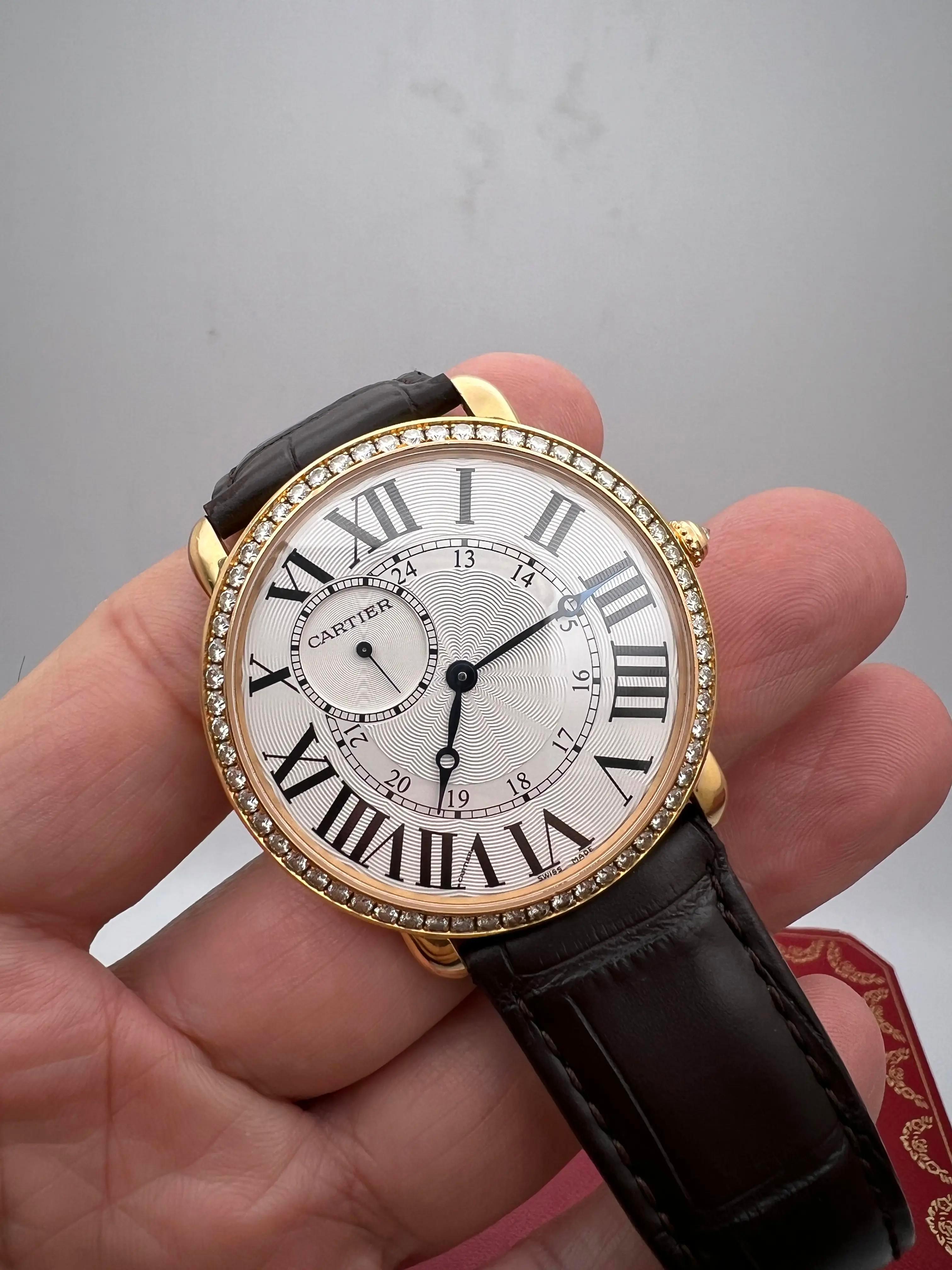 Cartier Ronde Louis XL 42 mm en or rose 18 carats avec lunette en diamant WR007001 en vente 2