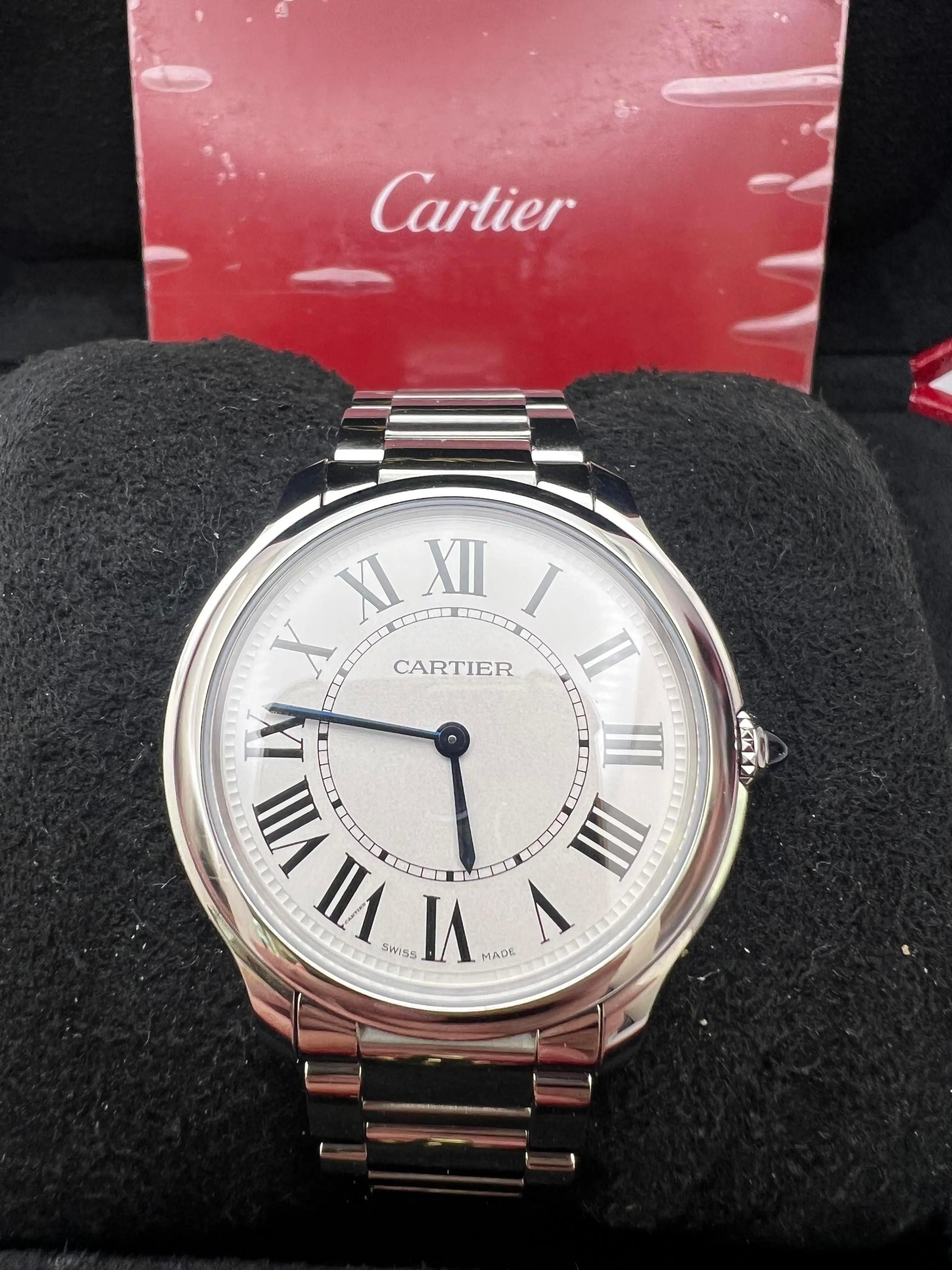 Cartier Ronde Must de Cartier WSRN0034, ein raffinierter und zeitloser Zeitmesser mit einem 36-mm-Edelstahlgehäuse und einem eleganten silbernen Zifferblatt mit auffälligen schwarzen römischen Ziffern. Die schwertförmigen Zeiger aus gebläutem Stahl