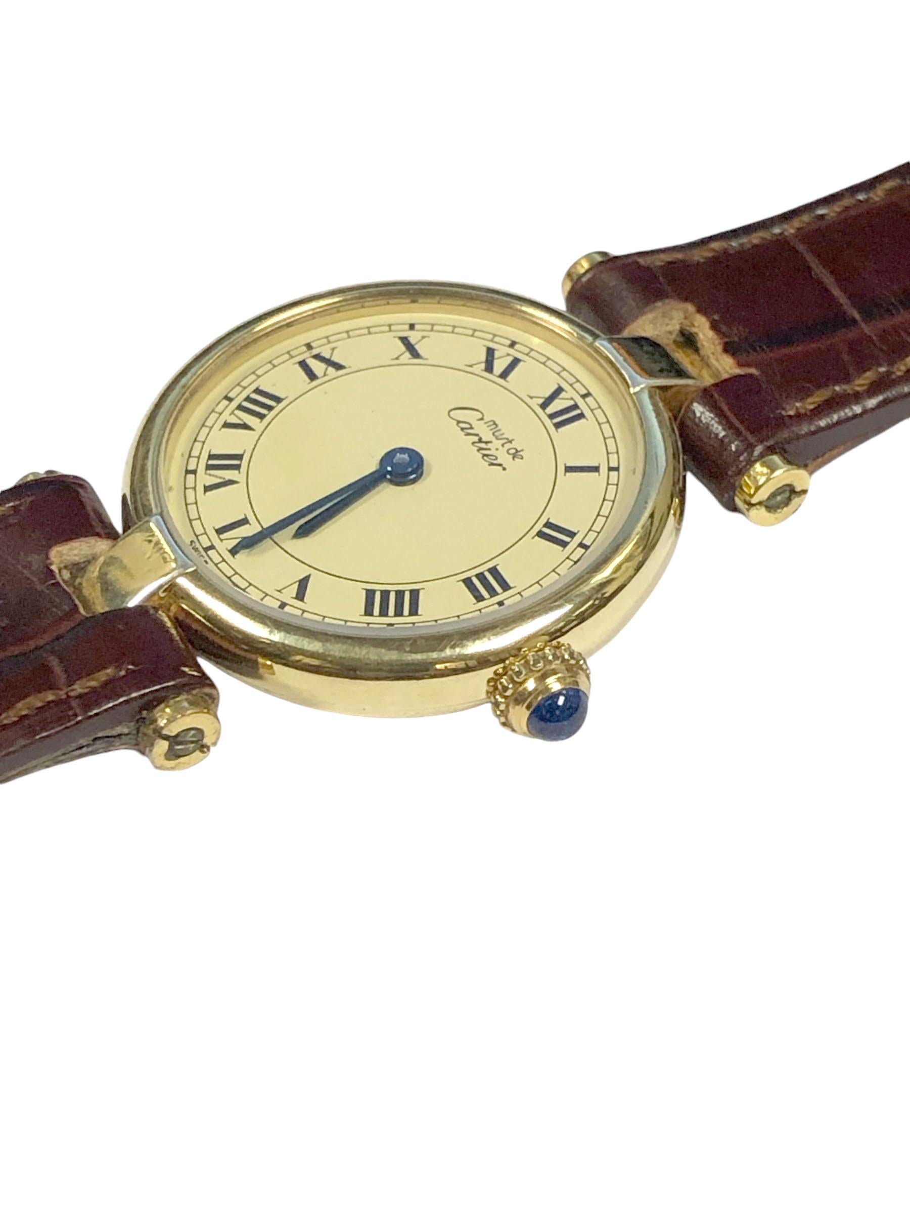 Circa 2000 Cartier, Must de Cartier Ronde Orologio da polso da donna. Cassa impermeabile da 24 mm in vermeil (oro su argento), movimento al quarzo, quadrante color crema con numeri romani neri, corona in zaffiro. Nuovo cinturino Hirsch in croco