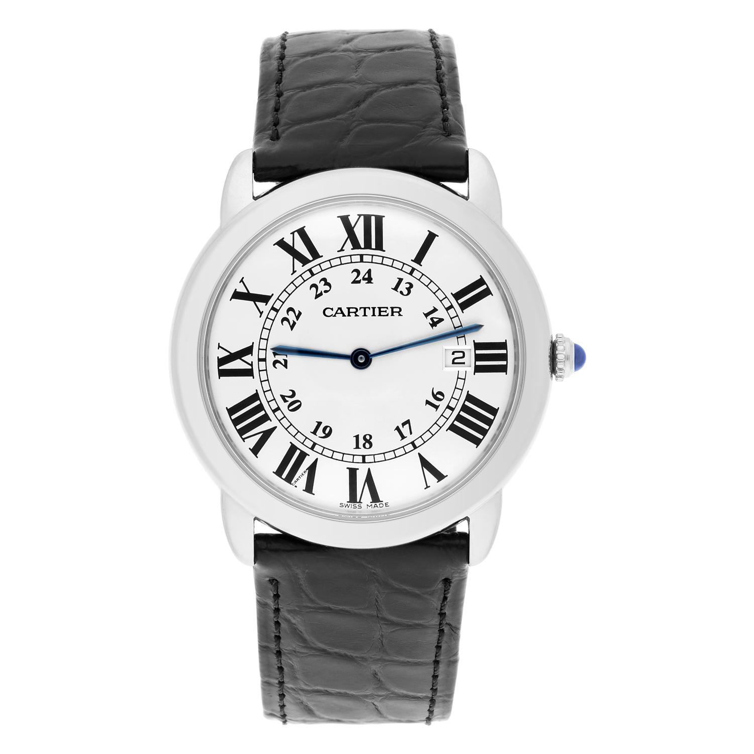 Diese atemberaubende Cartier Ronde de Cartier Armbanduhr ist ein wahrer Luxus-Zeitmesser. Mit ihrem schlichten silbernen Zifferblatt mit eleganten römischen Ziffern und der glatten Lünette in einem passenden Silberton strahlt diese Uhr Klasse und