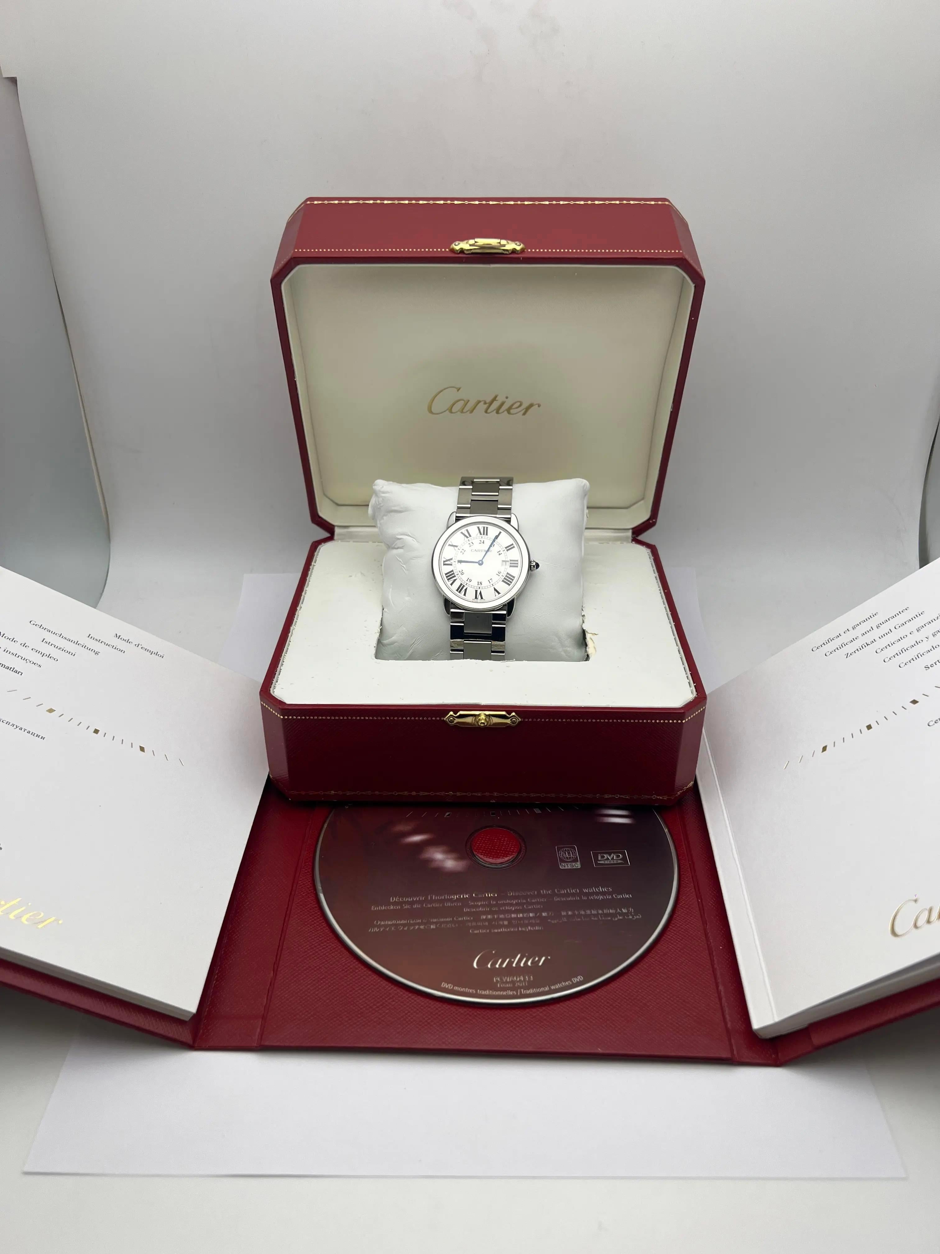 Il Cartier Ronde Solo Large (rif. W6701005) è un orologio classicamente elegante e versatile. La cassa in acciaio inossidabile da 36 mm presenta una finitura lucida ed è coronata dalla corona in rilievo firmata Cartier con uno spinello blu cabochon.
