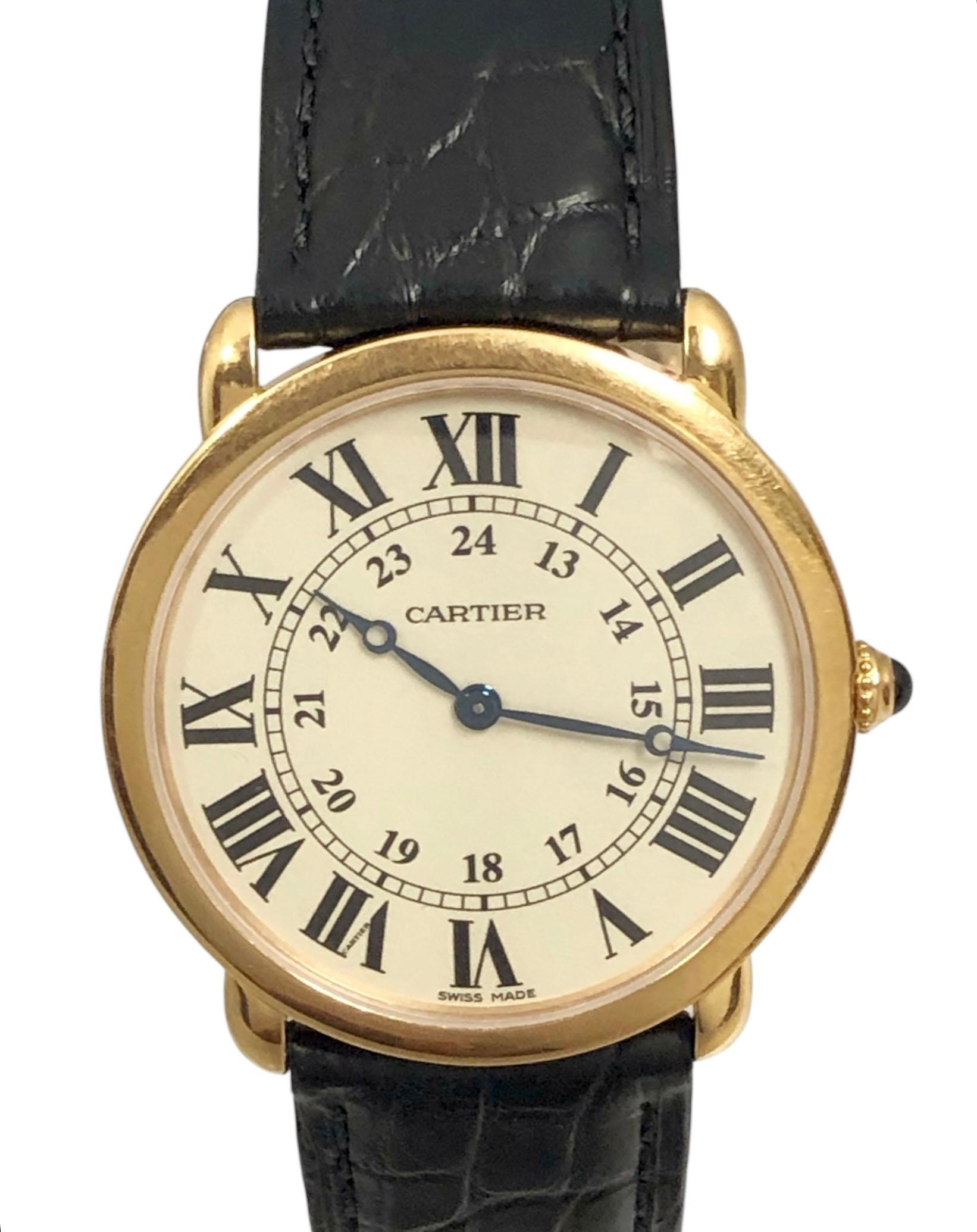 CIRCA 2020 Cartier Ronde Solo Armbanduhr, 36 M.M 2 Stück wasserdichtes Gehäuse mit Glasausstellung zurück, Saphir gesetzt Krone, Saphirglas, mechanische, Handaufzug Bewegung, Silber - Weißes Zifferblatt mit schwarzen römischen Ziffern. Wie neu