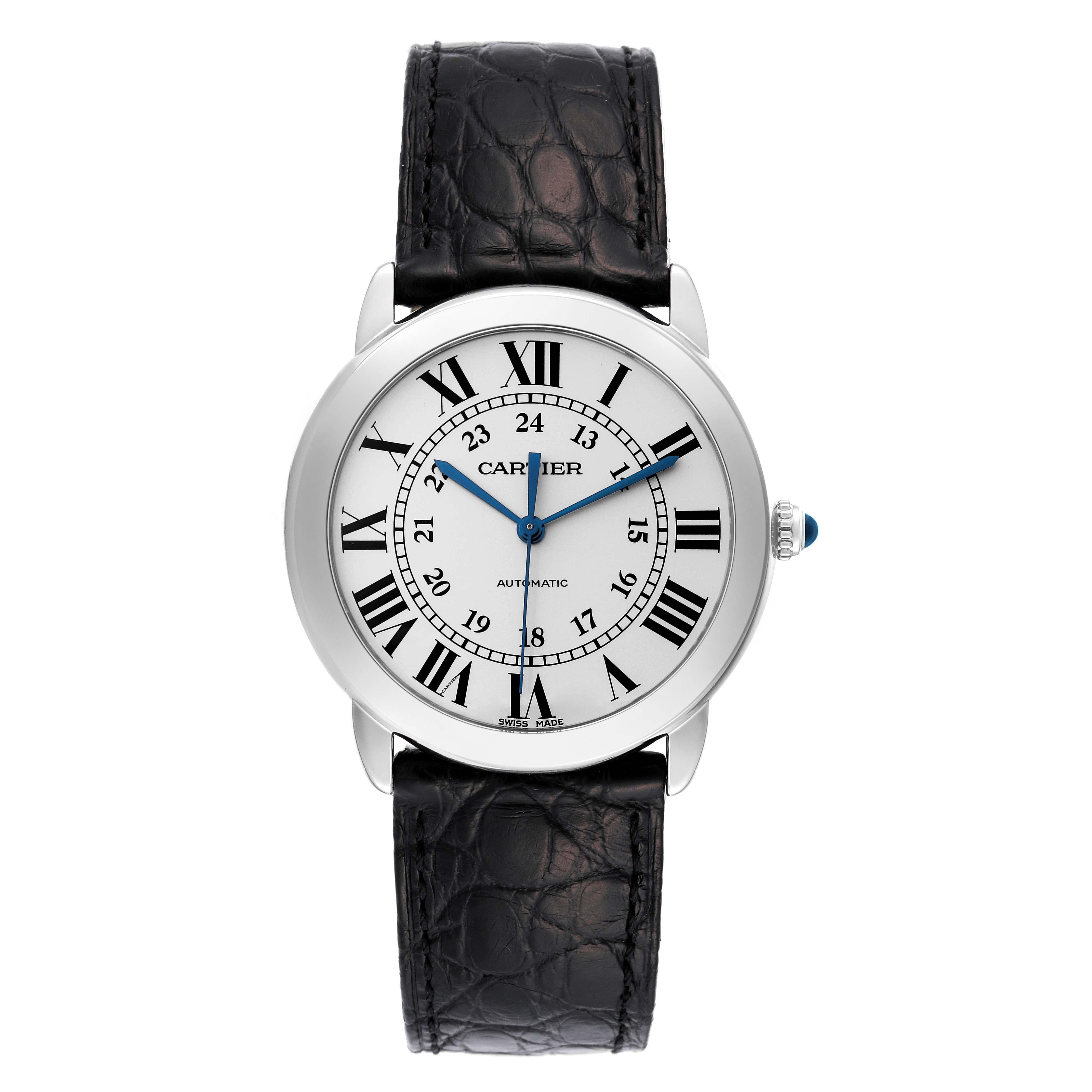 Montre automatique Cartier Ronde Solo cadran argenté bracelet noir WSRN0021. Mouvement automatique à remontage automatique. Boîtier en acier inoxydable de 36.0 mm de diamètre. Couronne circulaire grainée sertie d'un cabochon de spinelle bleu . Verre