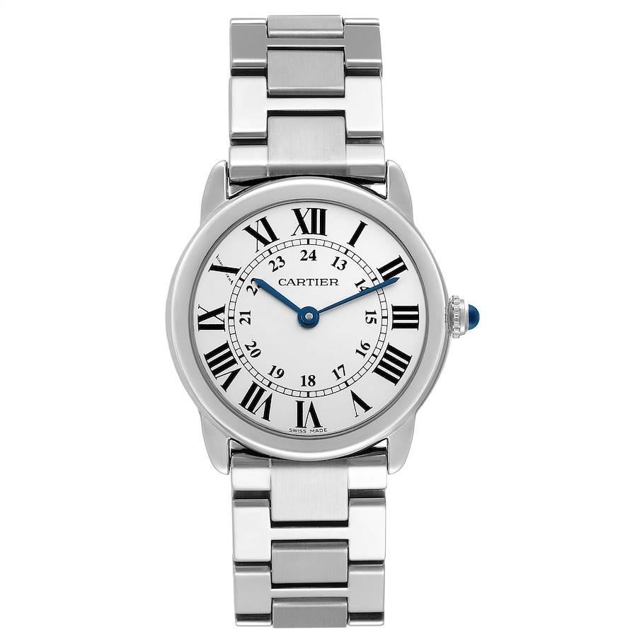 Cartier Ronde Solo Small Edelstahl Quarz Damenuhr W6701004. Quarzwerk. Gehäuse aus Edelstahl mit einem Durchmesser von 29 mm. Runde, gekörnte Krone, besetzt mit einem blauen Spinell-Cabochon. Glatte Lünette aus Edelstahl. Kratzfestes Saphirglas.