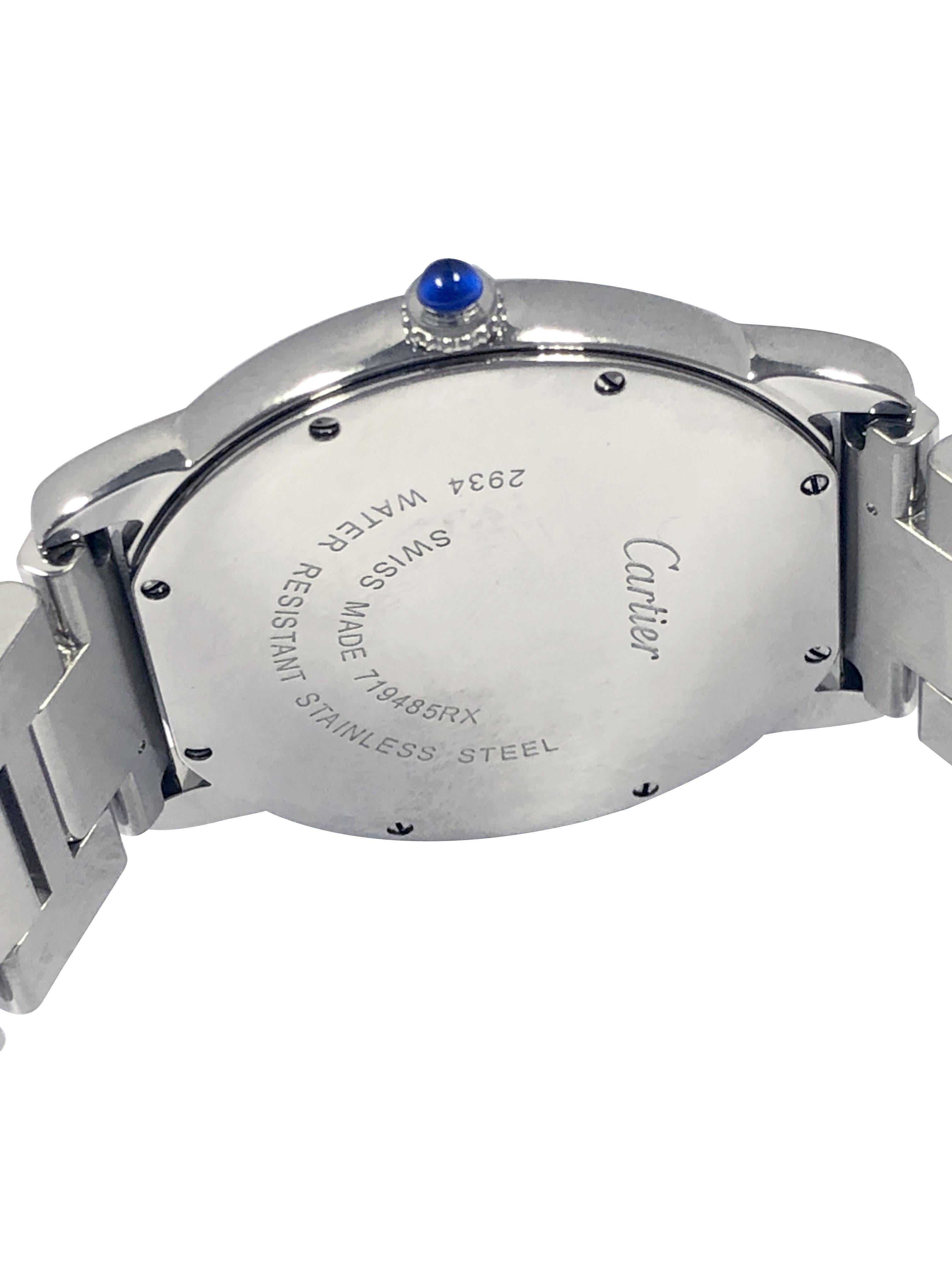 Orologio da polso di grandi dimensioni Cartier Ronde Solo Referenza 2934, 36 M.M. Cassa in acciaio inossidabile in 2 pezzi resistente all'acqua, corona in zaffiro, vetro zaffiro sintetico, movimento al quarzo, quadrante argentato satinato con numeri