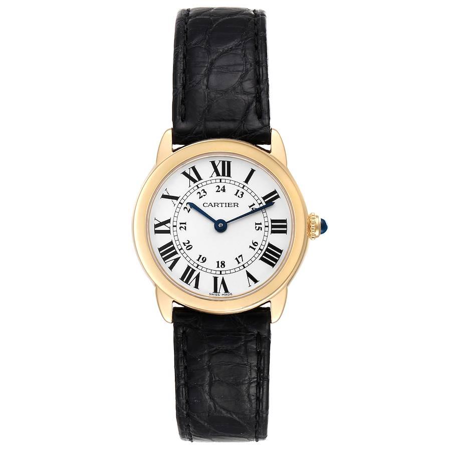Cartier Ronde Solo Stahl 18K Gelbgold kleine Damenuhr W6700355. Quarzwerk. gehäuse aus 18 Karat Gelbgold mit einem Durchmesser von 29::0 mm. Gehäuseboden aus Edelstahl. Gehäusedicke 6::35 mm. Runde:: gemaserte Krone:: besetzt mit einem blauen