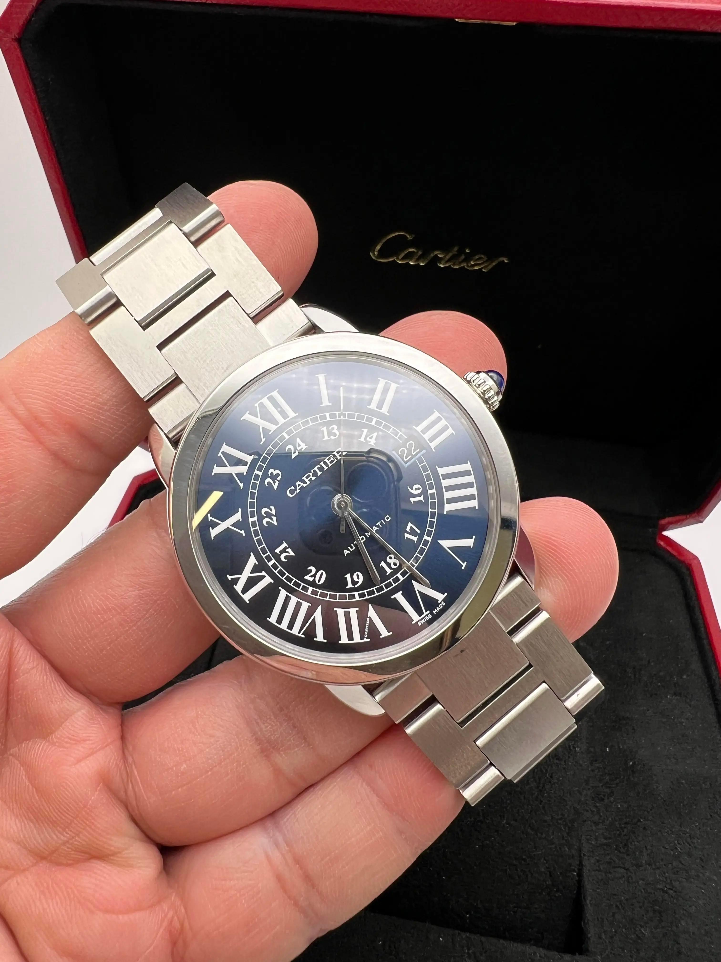 Il Cartier Ronde Solo XL, referenza WSRN0023, è un orologio sofisticato e moderno che unisce il classico design Cartier a elementi contemporanei. Questo modello presenta una cassa in acciaio inossidabile da 42 mm con finitura lucida, abbinata a un