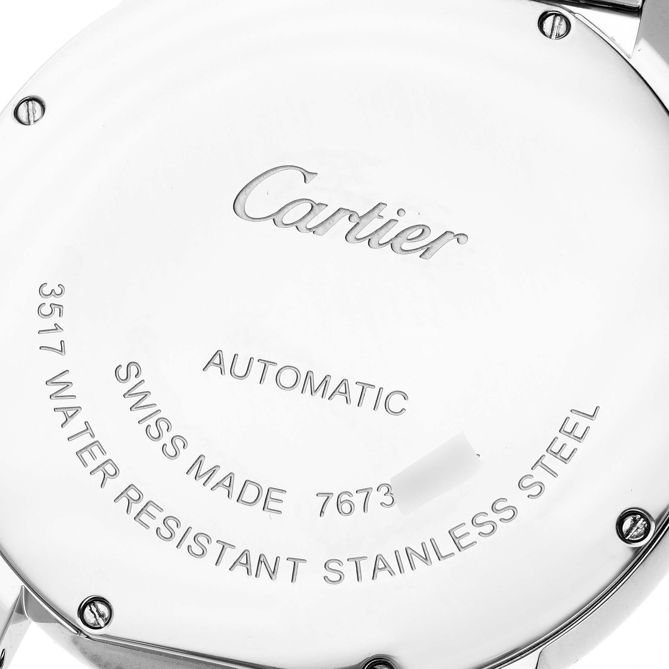 Cartier Ronde Solo XL Silber Zifferblatt Automatik Stahl Herrenuhr W6701011. Automatisches Uhrwerk mit Selbstaufzug. Gehäuse aus Edelstahl mit einem Durchmesser von 42.0 mm. Runde, gemaserte Krone, besetzt mit einem blauen Spinell-Cabochon. .