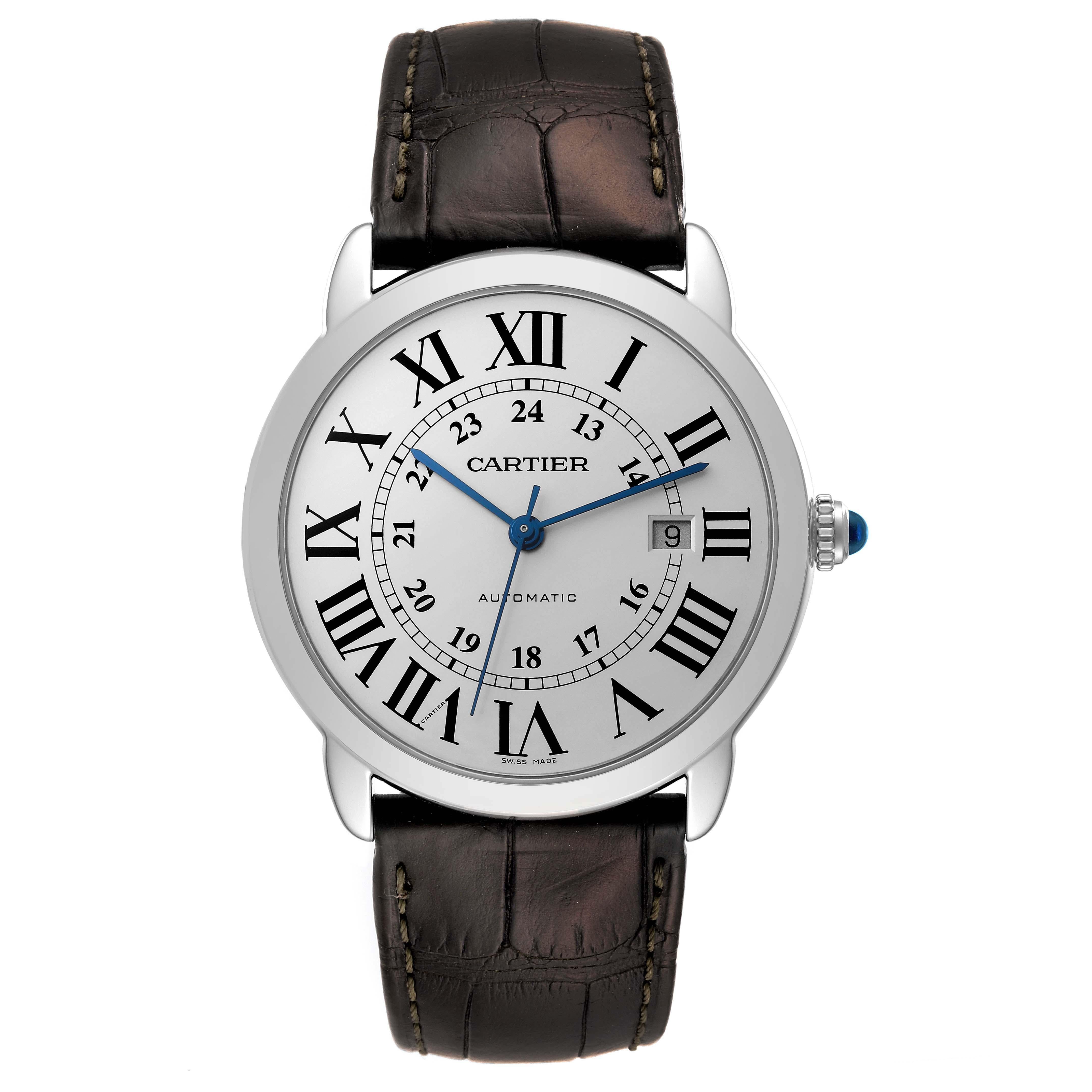 Montre homme Cartier Ronde Solo XL cadran argenté acier automatique WSRN0022. Mouvement automatique à remontage automatique. Boîtier en acier inoxydable de 42.0 mm de diamètre. Couronne circulaire grainée sertie d'un cabochon de spinelle bleu .