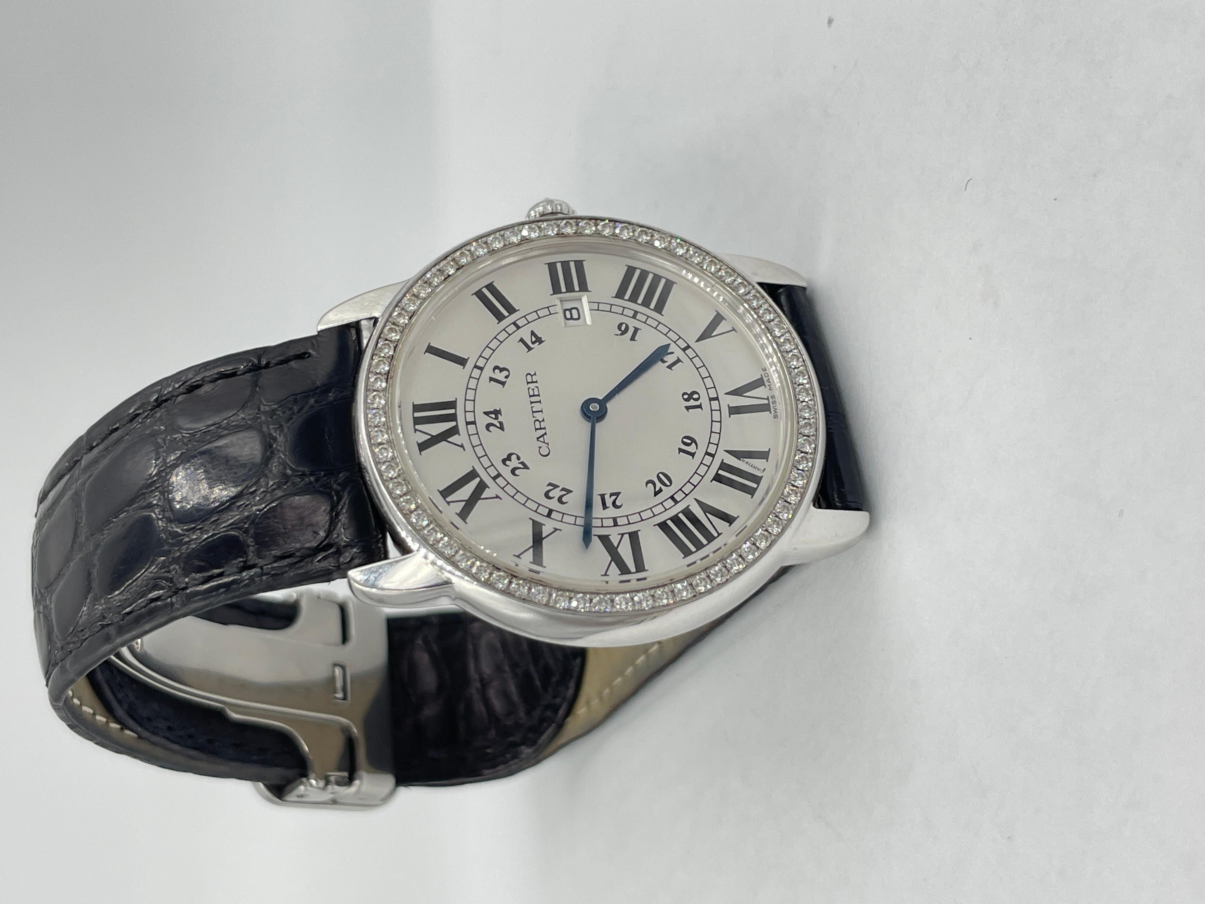 Cartier Rondo Edelstahl Diamant Lünette Uhr.

ÜBER DIESEN ARTIKEL:  Cartier große Rondo Uhr mit Diamant  Lünette und Diamantkrone, sowie das Original Cartier Armband und die Faltschließe. Dies ist eine volle Größe 36mm Cartier in sehr gutem