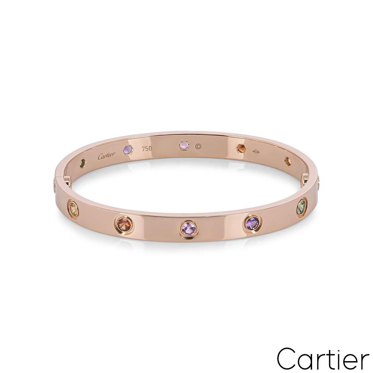 Un bracelet en or rose 18 carats de Cartier, de la collection Love. Serti de 10 pierres de couleur, dont des saphirs roses et jaunes, des grenats verts et orange et des améthystes. Ce bracelet, doté du nouveau système de vis, est de taille 17 et