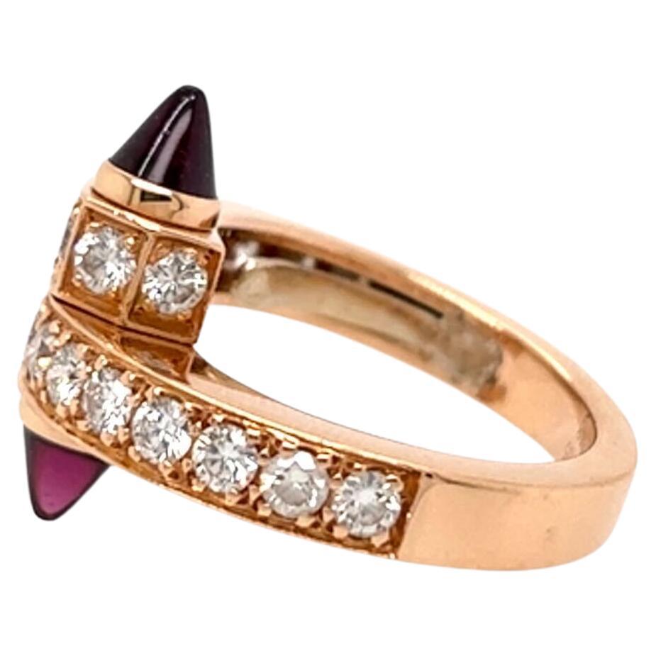 Ein Menotte-Ring aus 18 Karat Roségold, Diamanten und rosa Turmalin. Cartier. Bypass-Design, das Oberteil mit kreisförmig geschliffenen Diamanten in Kanalfassung und rosa Turmalin in Gegenfassung. Zwanzig (20) Diamanten wiegen etwa 1,50 Karat. 
