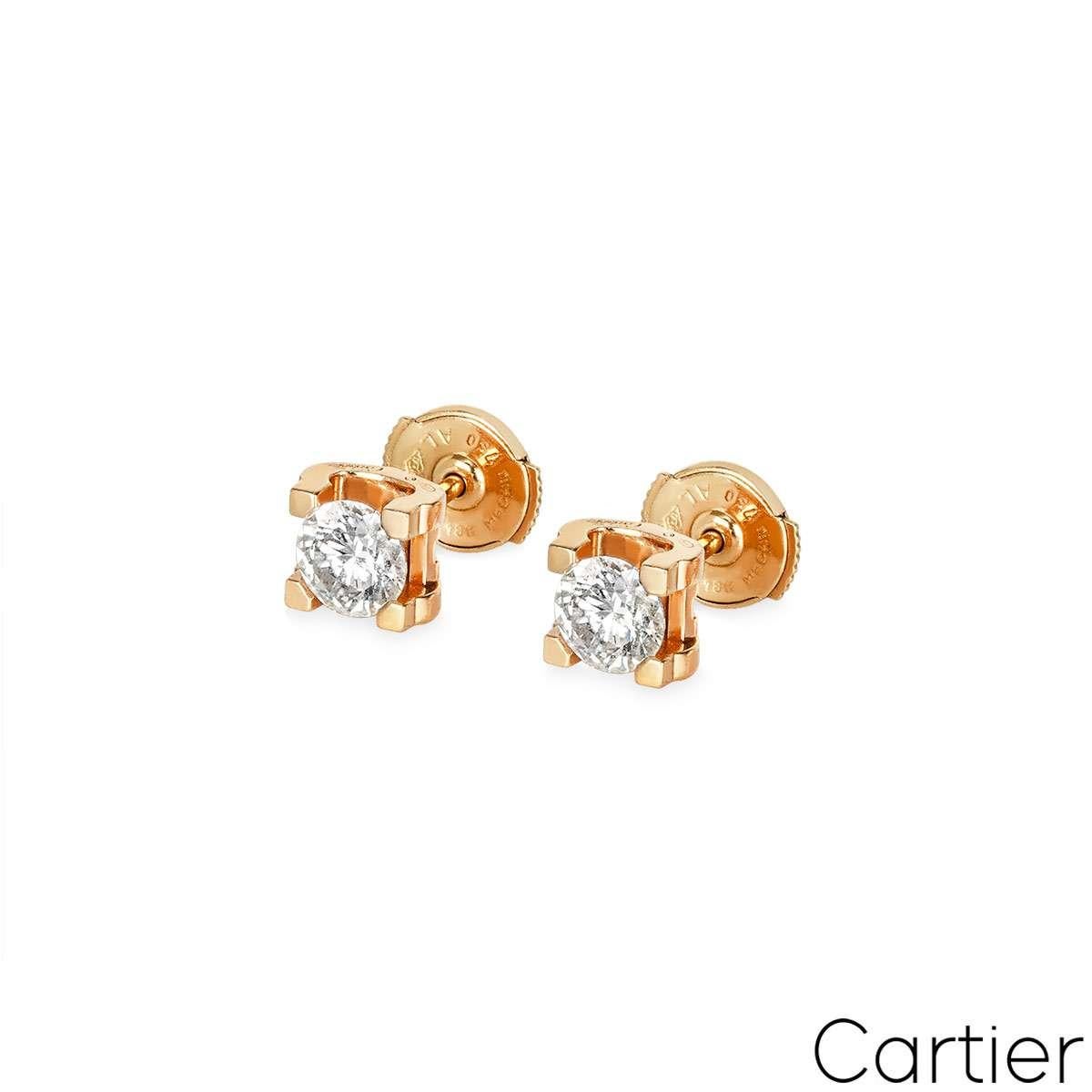 Uno squisito paio di orecchini di diamanti in oro rosa di Cartier della collezione C de Cartier. Gli orecchini presentano un design a C su entrambi i lati che racchiude saldamente i diamanti al centro. Ogni orecchino è incastonato con un diamante