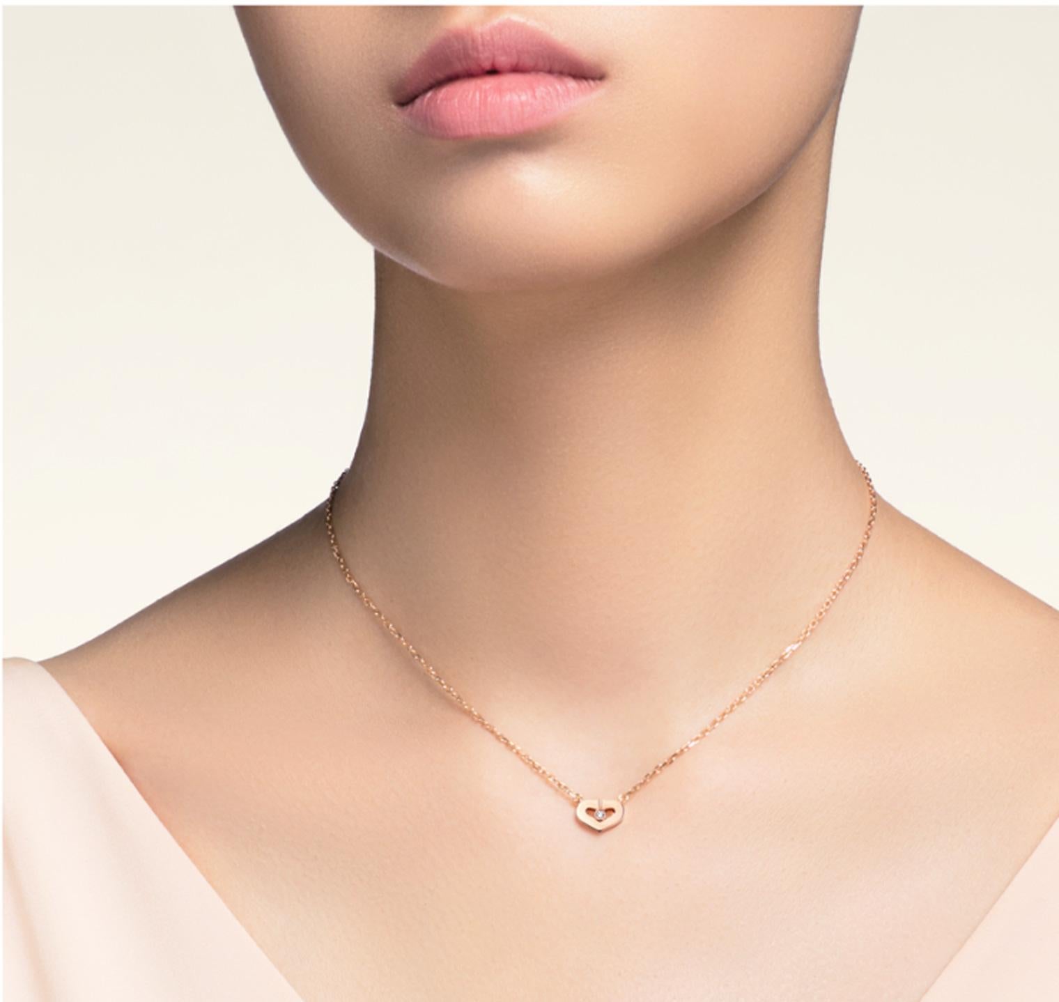Die symbolträchtigen, zeitlosen Stücke, die das Herzstück dieser Schmuckkollektion bilden, ehren eine epische Tradition der Schmuckherstellung.
C Heart of Cartier Collier, extra kleines Modell, 18 Karat Rotgold, besetzt mit einem Diamanten im