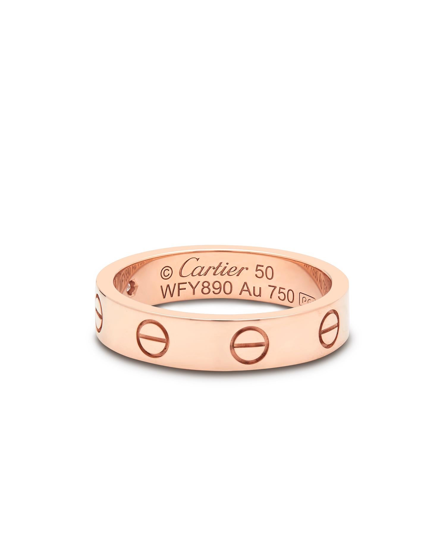 Cartier Rose Gold Diamond Love Ring.

Dieser kultige Liebesring mit einem einzelnen Diamanten repräsentiert Ihre Liebe in einem wunderschönen Ring. Dieser Ring ist in Roségold mit einem einzelnen Diamanten von 0,02 ct gefasst.

Signiert