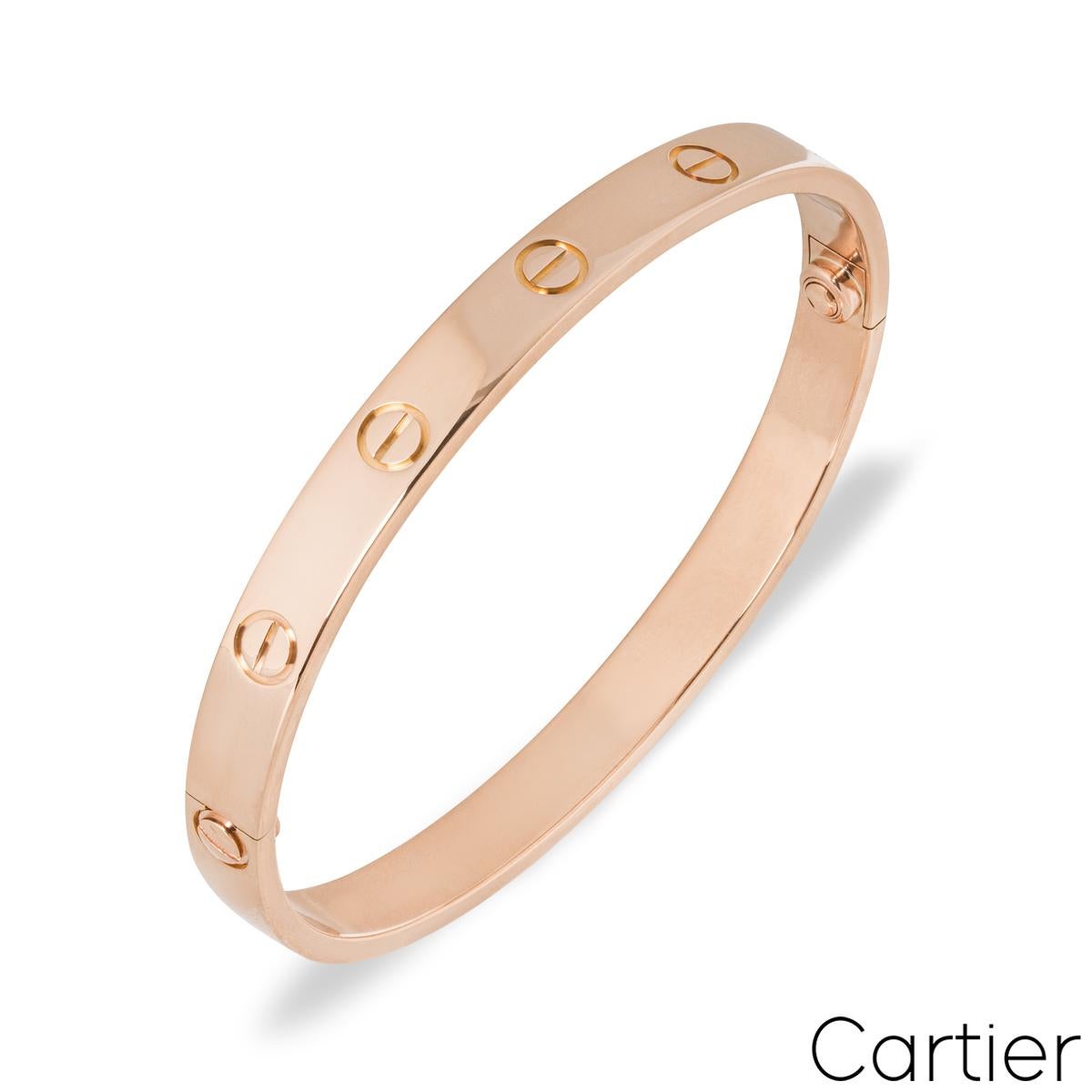 Un bracelet Cartier en or rose 18 carats de la collection Love. Le bracelet comporte les motifs emblématiques de la vis sur le pourtour extérieur. Le bracelet, de taille 20, est doté du nouveau système de vis et pèse 34,20 grammes.

Le bracelet est