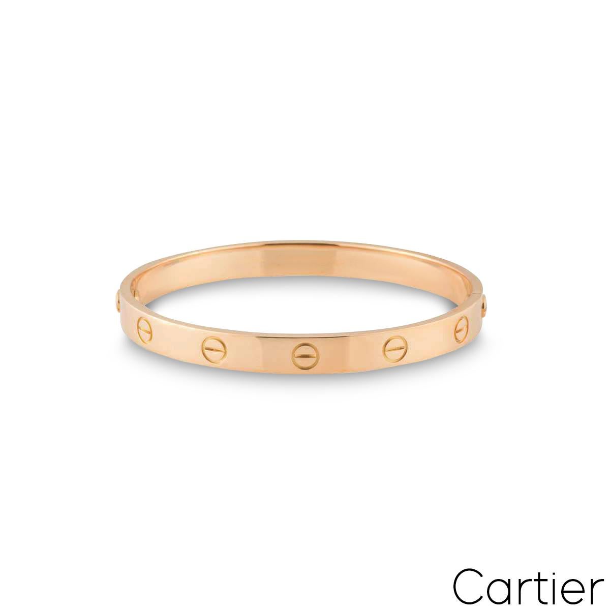 Un bracelet iconique de Cartier en or rose 18 carats de la collection Love. Le bracelet comporte les motifs emblématiques de la vis sur le pourtour extérieur. De taille 20, doté de l'ancien système à vis, ce bracelet a un poids brut de 35,50